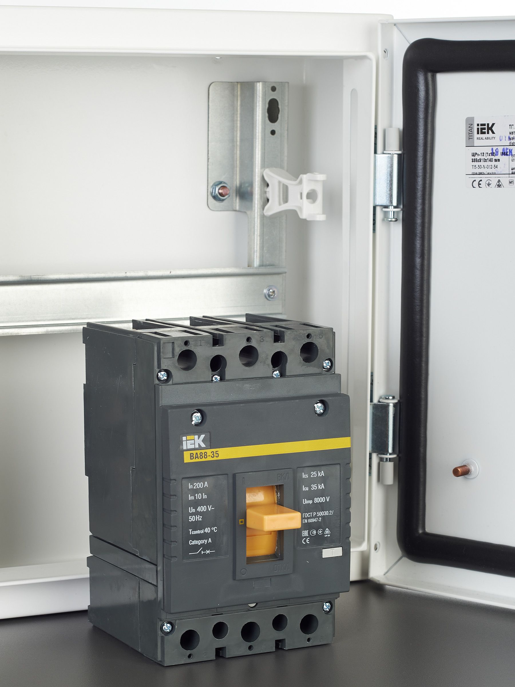 Автомат ВА 88-35 3Р 200А 35кА ИЭК