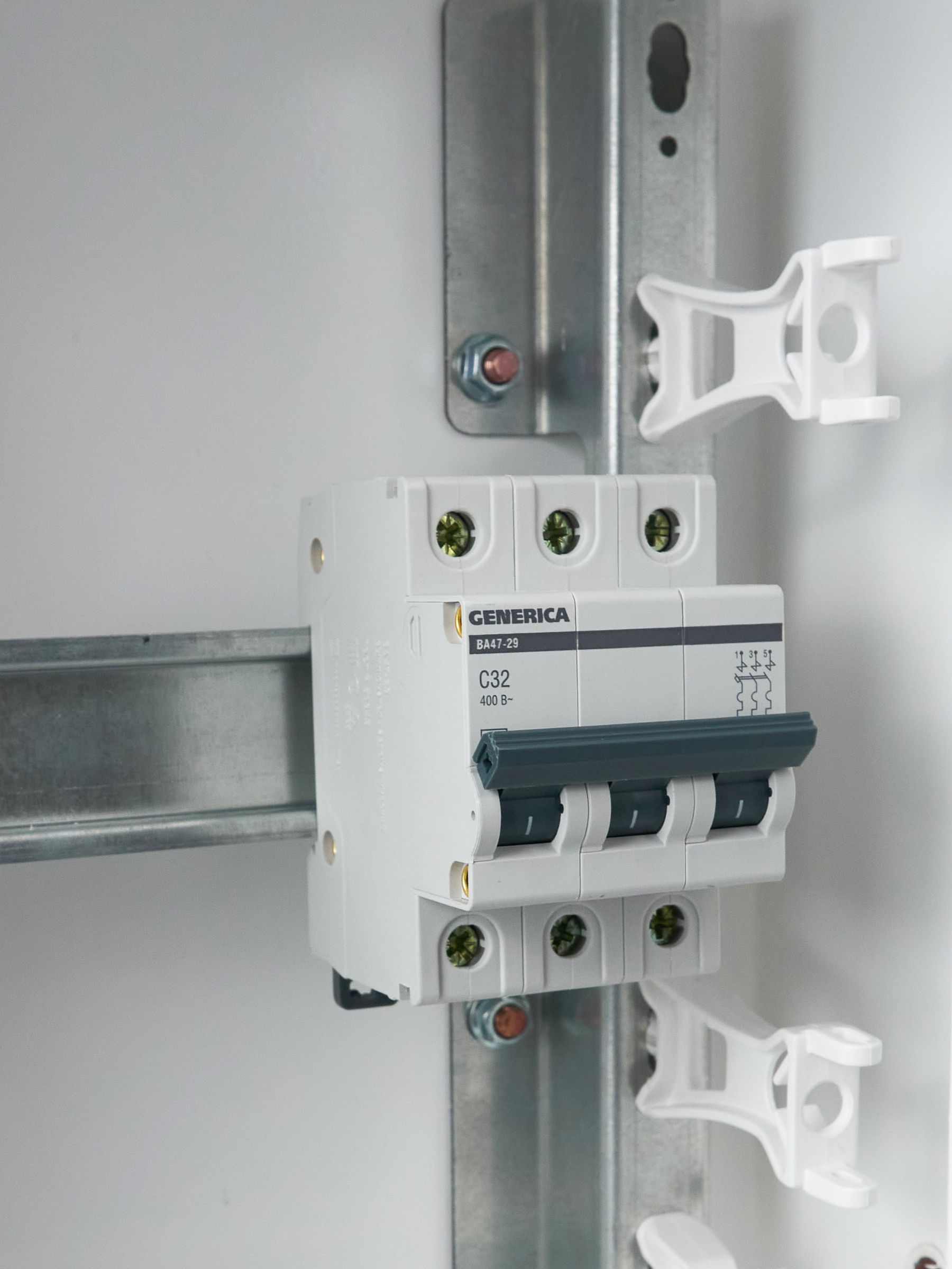 Автомат 3Р ВА 47-29 32 А 4,5кА характеристика С GENERICA ИЭК