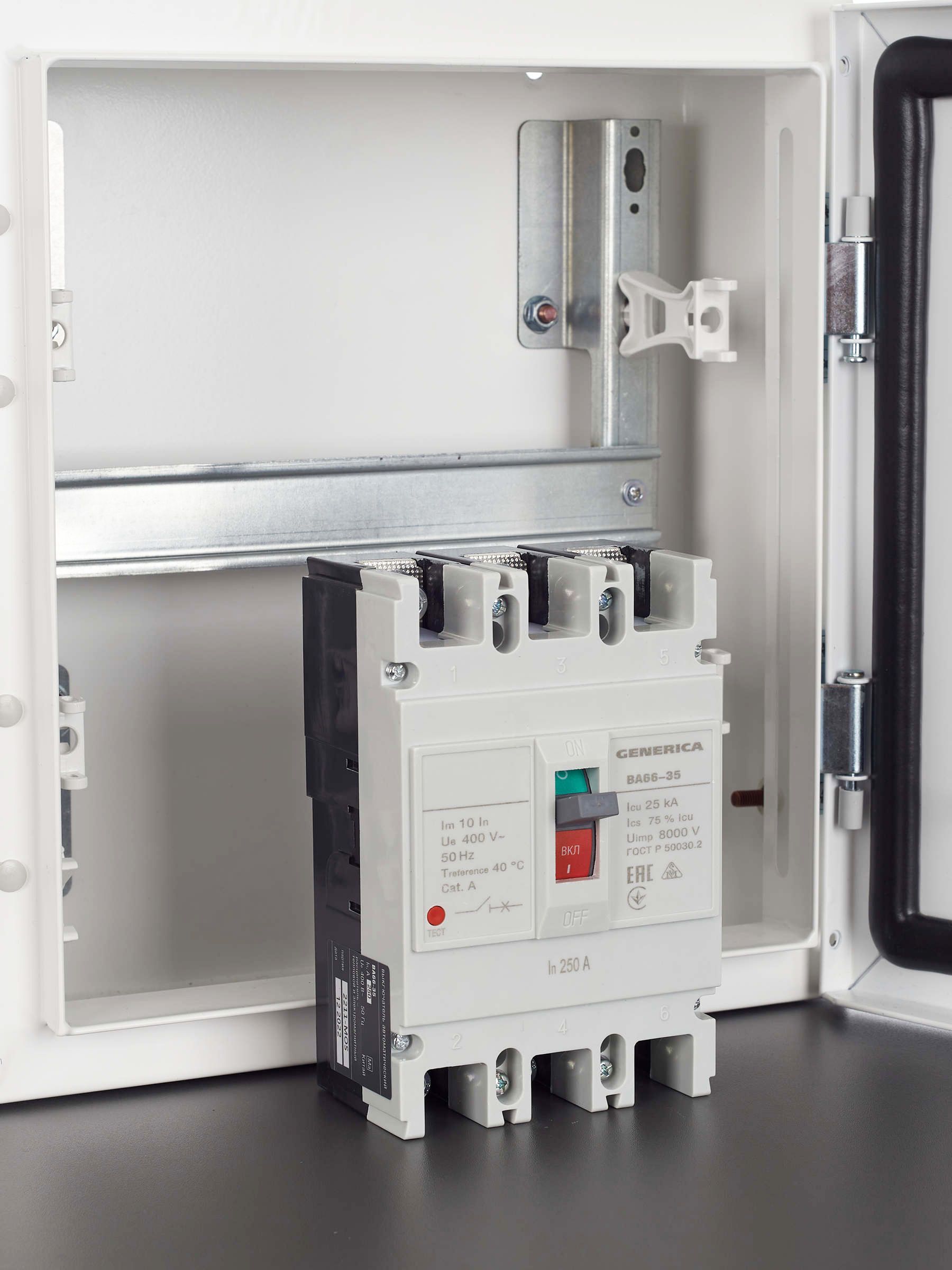 Выключатель автоматический ВА66-35 3Р 250А 25кА GENERICA ИЭК