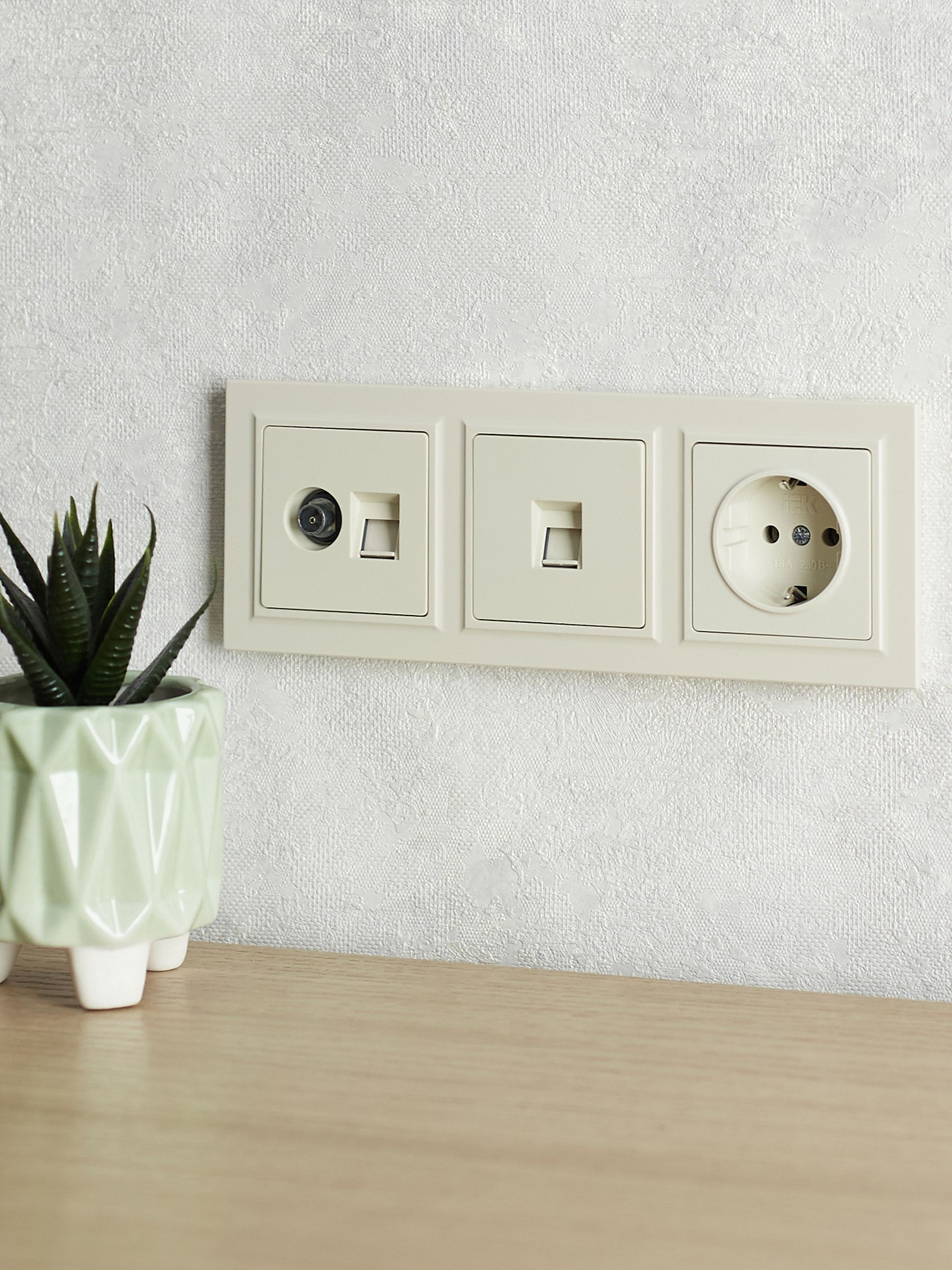 Рамка 3-местная РУ-3-БрКр бежевый BRITE ИЭК