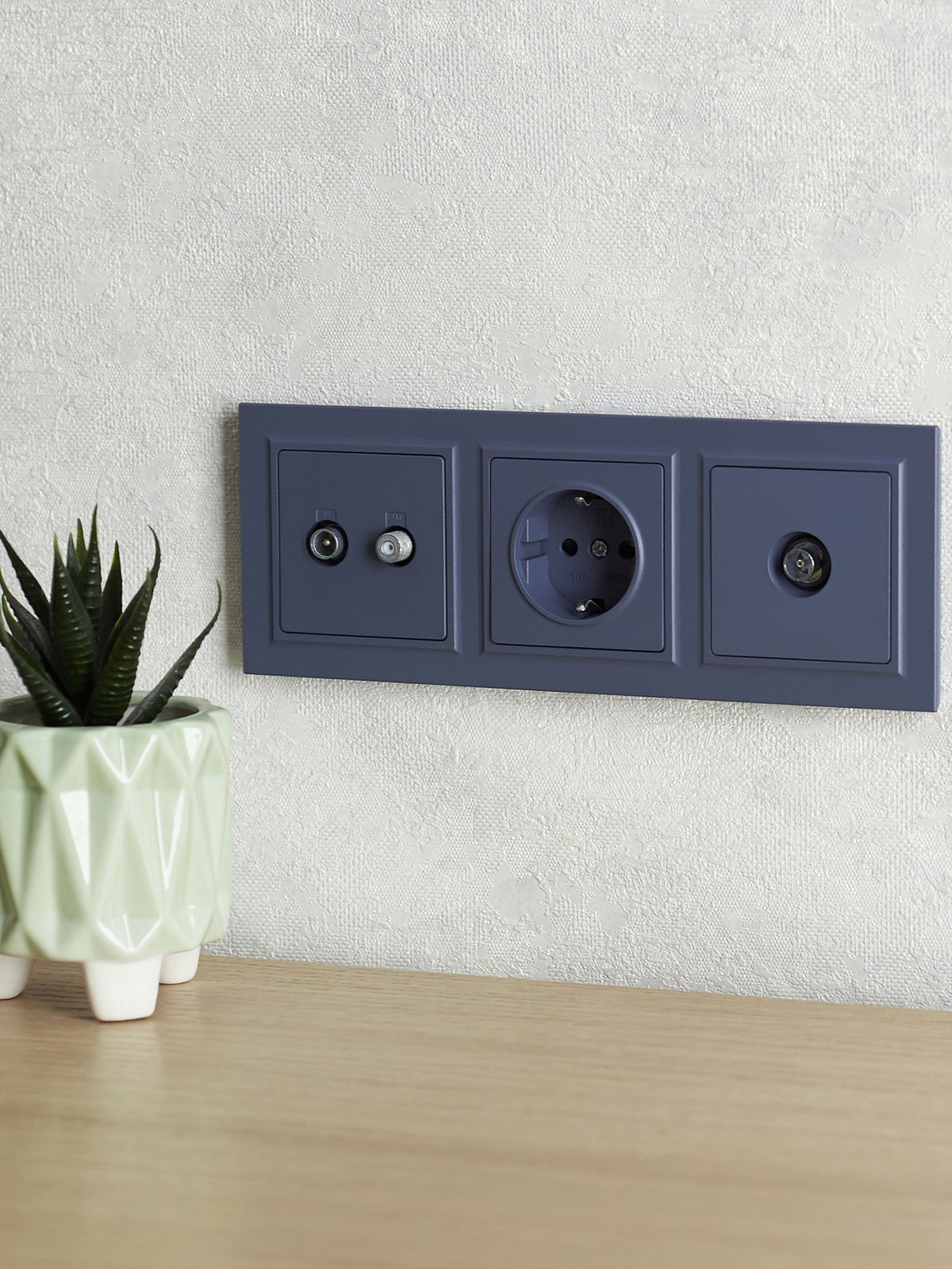 Рамка 3-местная РУ-3-БрМ маренго BRITE ИЭК