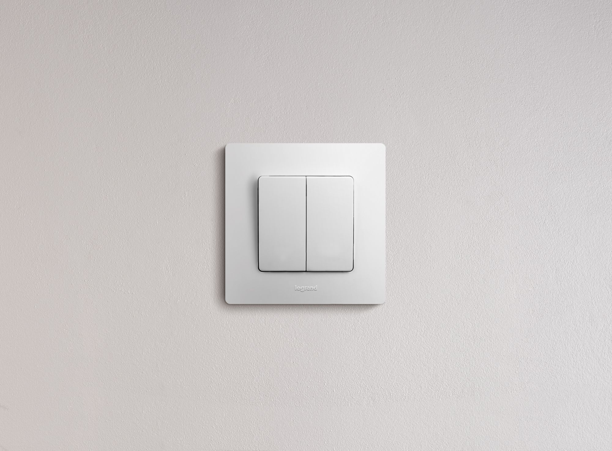 Выключатель 2-клавишный 10АХ винтовые белый ETIKA /672202/