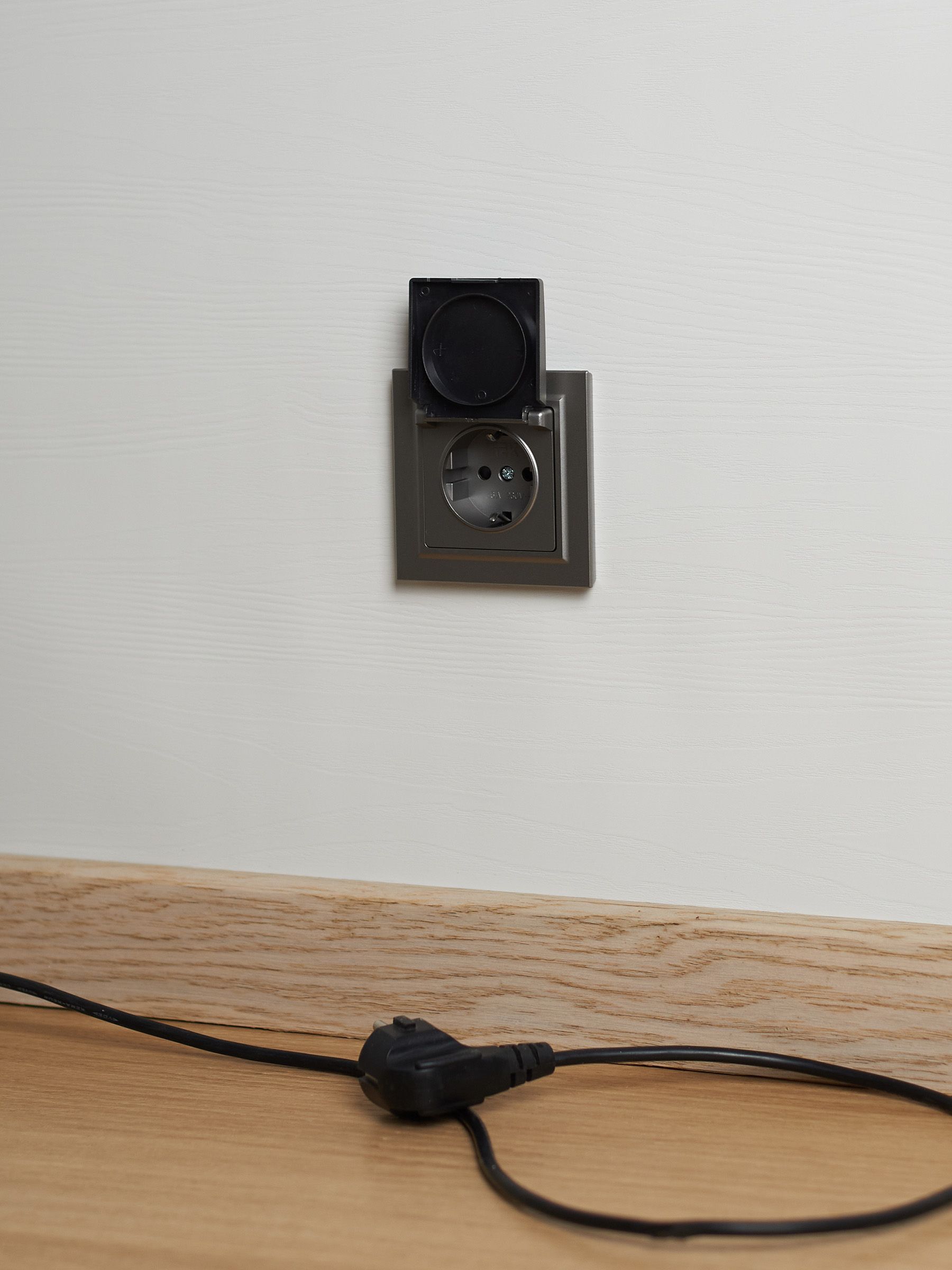 BRITE Розетка 1-местная с заземлением с защитными шторками и крышкой 16А IP20 РСбш10-3-БрС сталь ИЭК