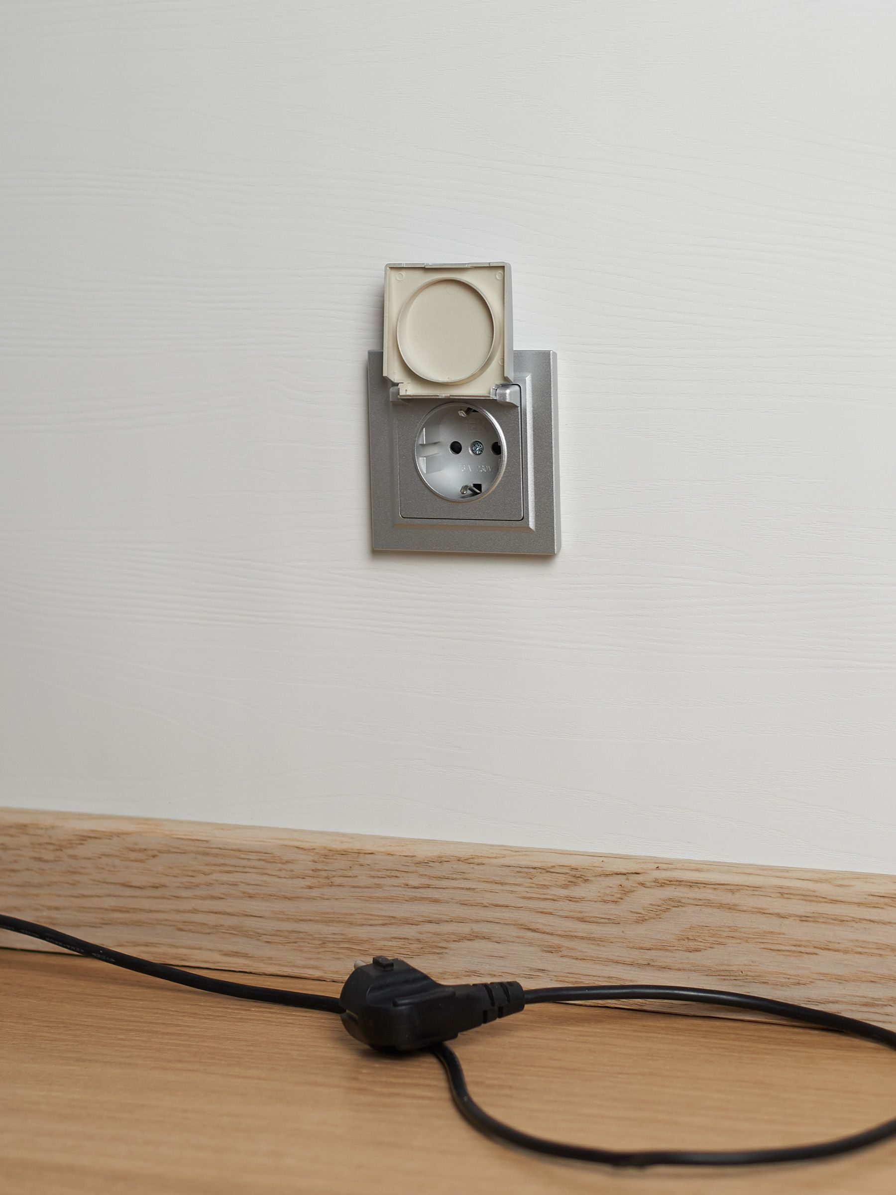 BRITE Розетка 1-местная с заземлением со шторками и крышкой 16А IP44 РСбш10-3-44-БрА алюминий ИЭК