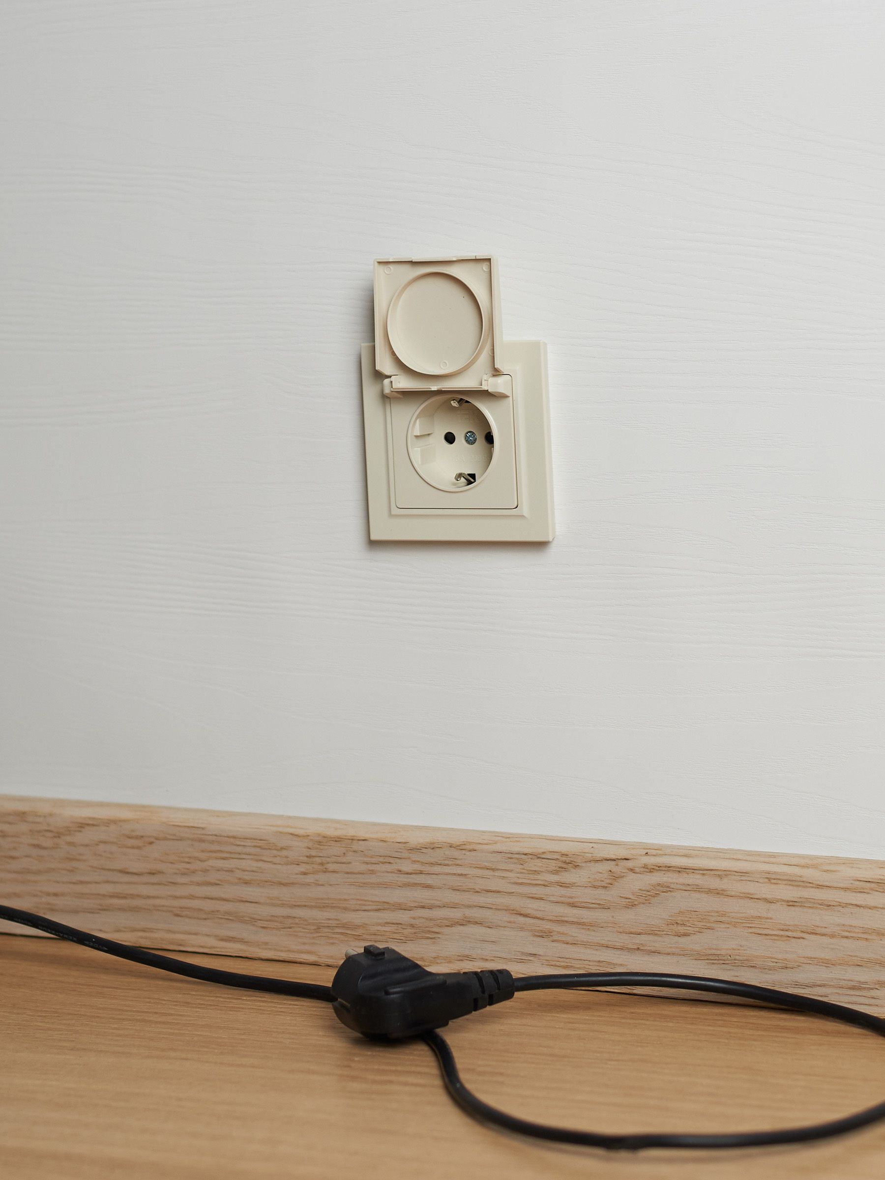 BRITE Розетка 1-местная с заземлением с защитными шторками и крышкой 16А IP44 РСбш10-3-44-БрКр бежевый ИЭК