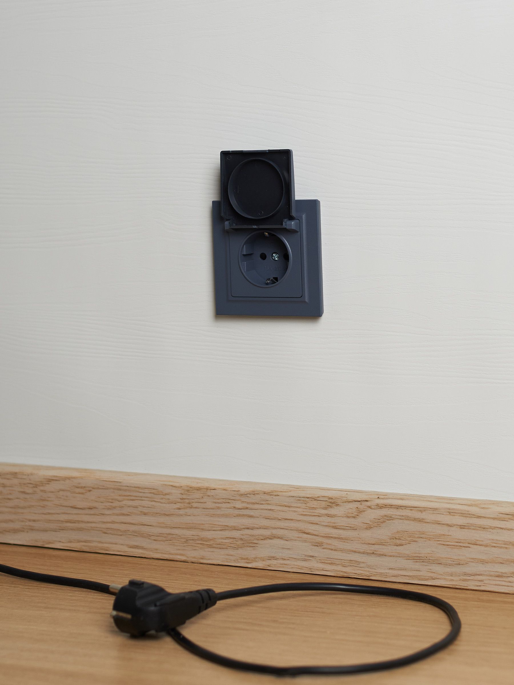 Розетка 1-местная с заземлением с защитными шторками и крышкой 16А IP44 РСбш10-3-44-БрМ маренго BRITE ИЭК