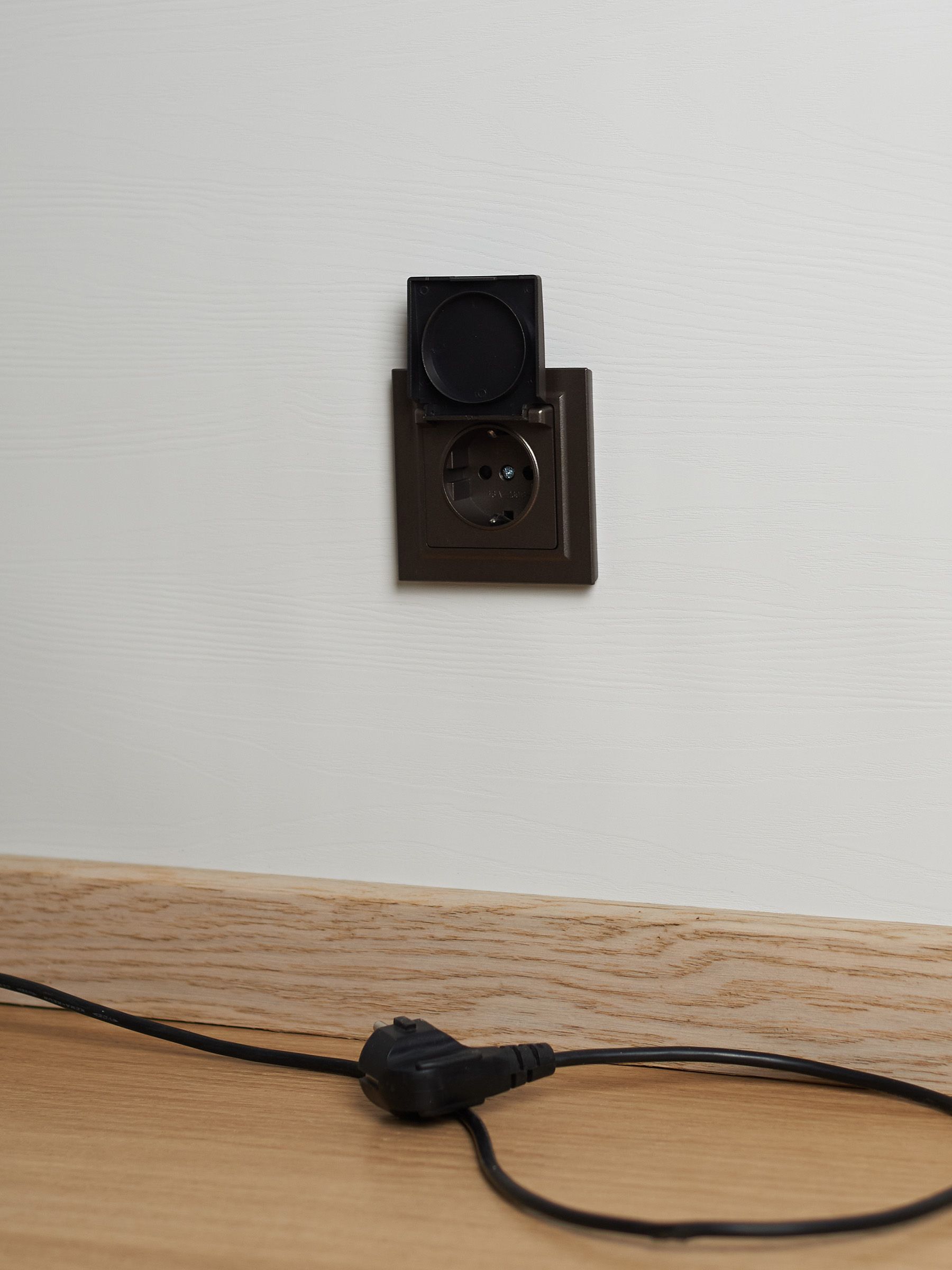 BRITE Розетка 1-местная с заземлением с защитными шторками и крышкой 16А IP44 РСбш10-3-44-БрТБ темная бронза ИЭК