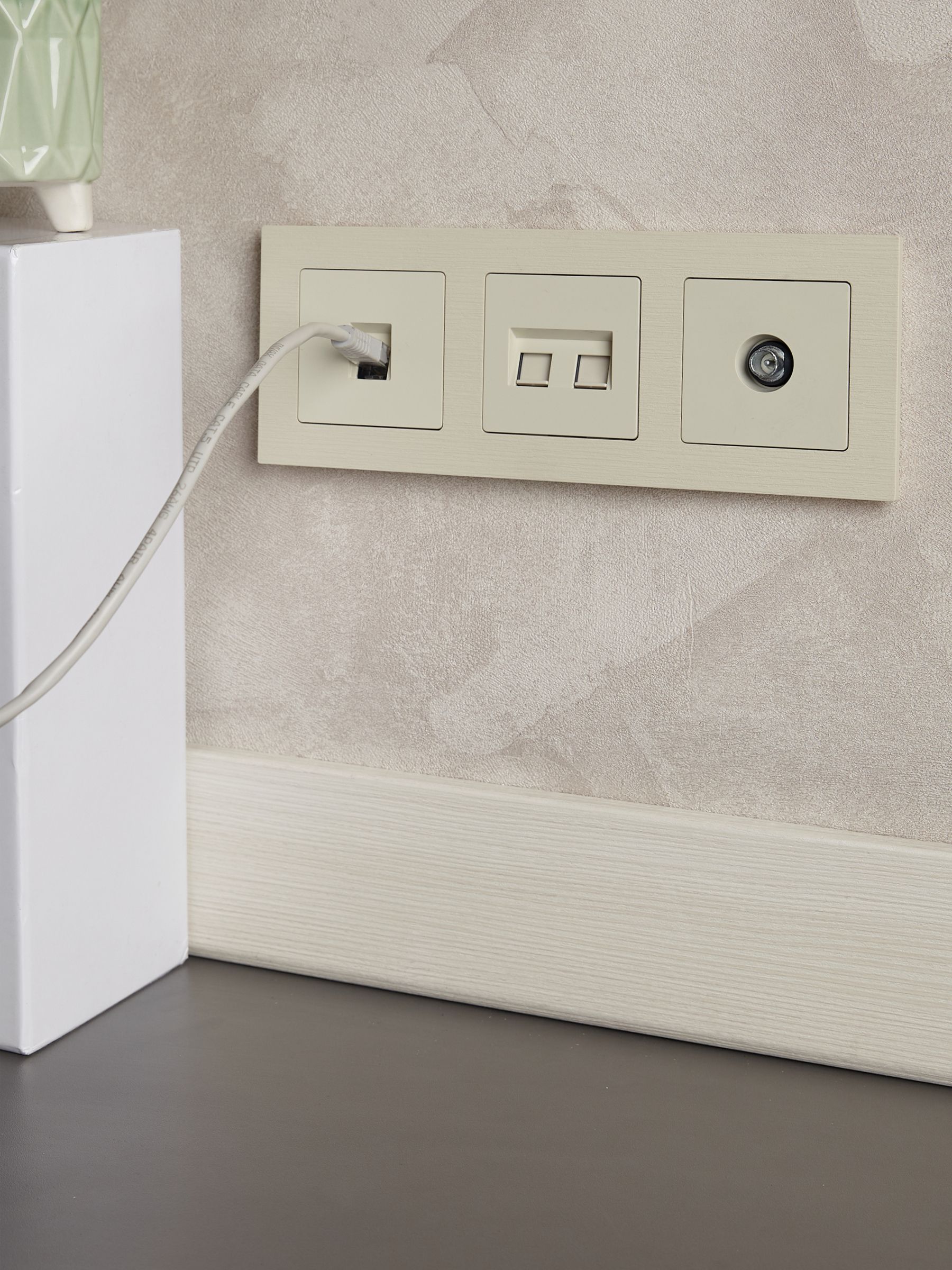 BRITE Розетка TV проходная РТВ10-0-БрКр бежевый ИЭК