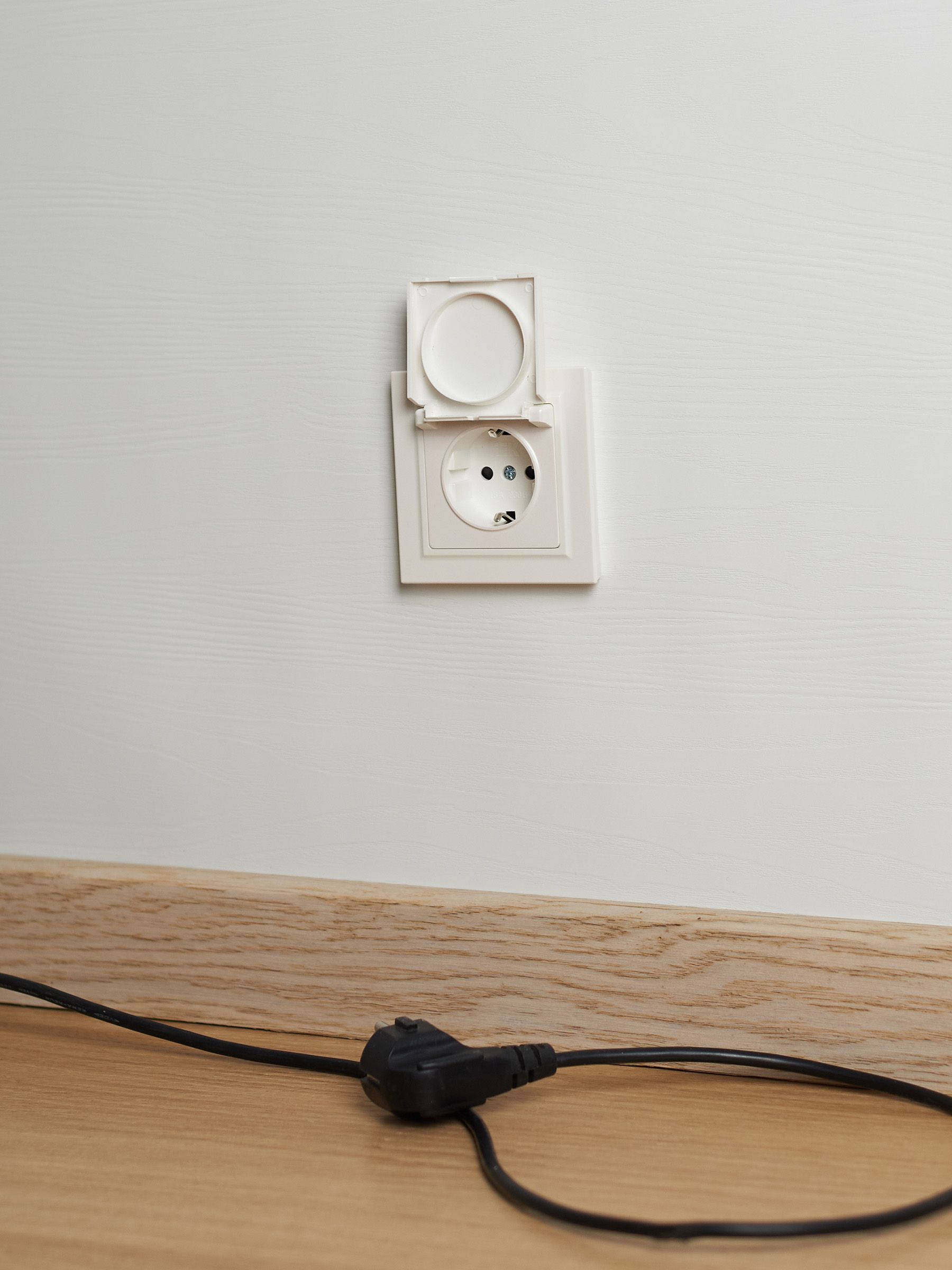 BRITE Розетка 1-местная с заземлением со шторками и крышкой 16А IP20 РСбш10-3-БрЖ жемчуг ИЭК