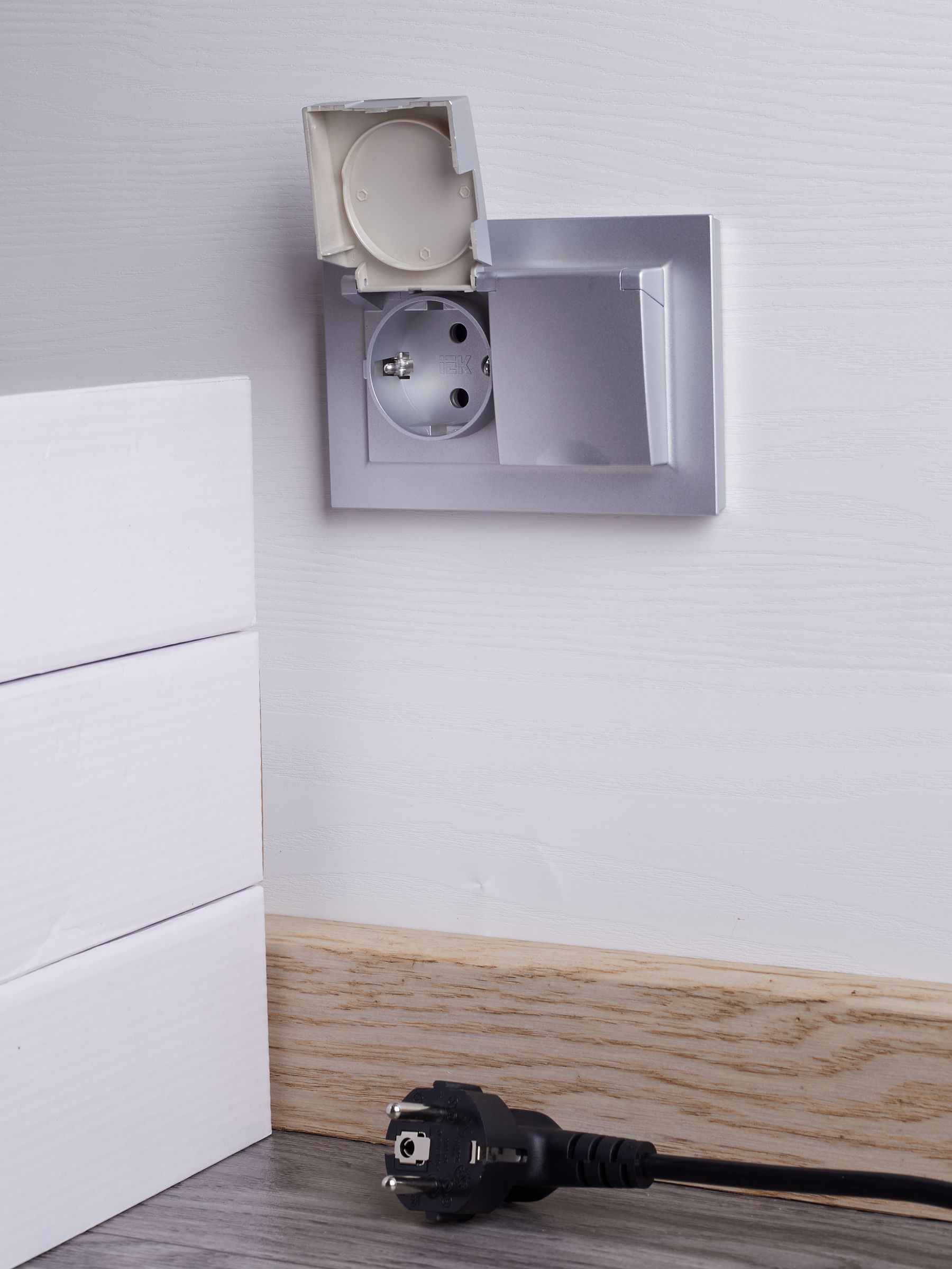 BRITE Розетка 2-я с крышкой 16А в сборе IP44 РСбш12-3-44-БрА алюминий ИЭК