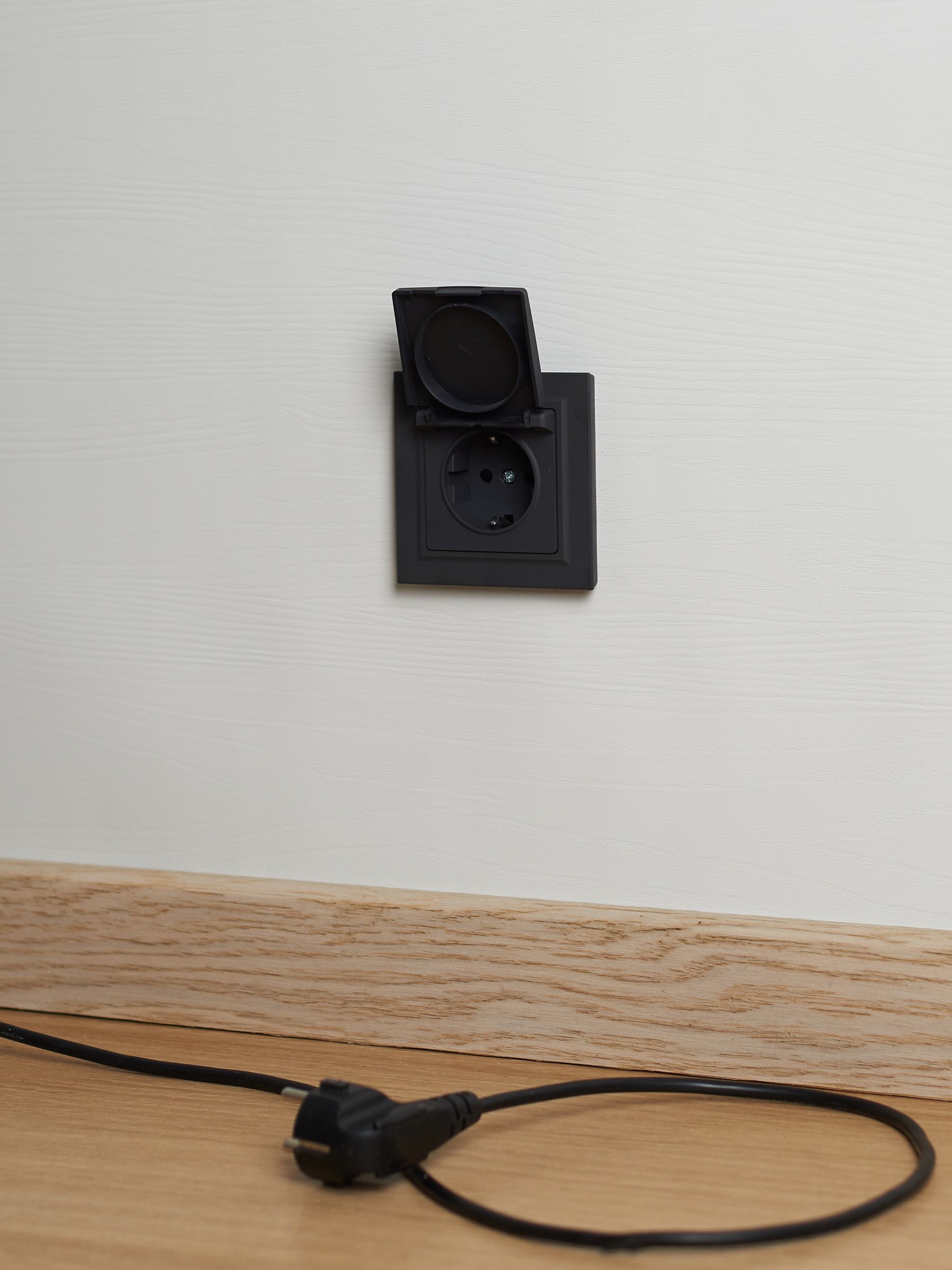 BRITE Розетка 1-местная с заземлением со шторками и крышкой 16А IP44 РСбш10-3-44-БрГ графит ИЭК