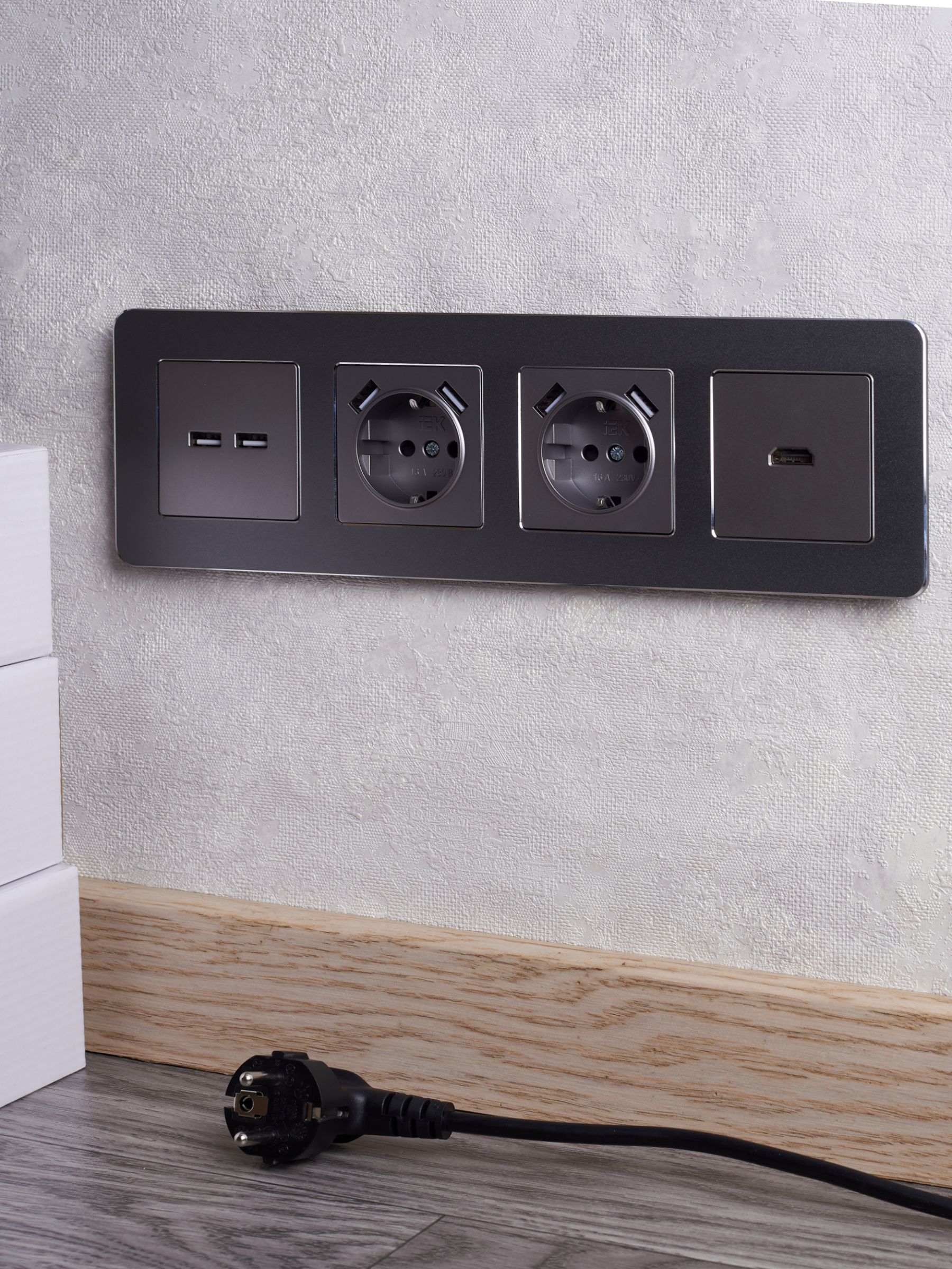 BRITE Розетка 1-местная с заземлением с защитными шторками 16А с USB A+A 5B 2,1A  РЮш10-1-БрС сталь  IEK