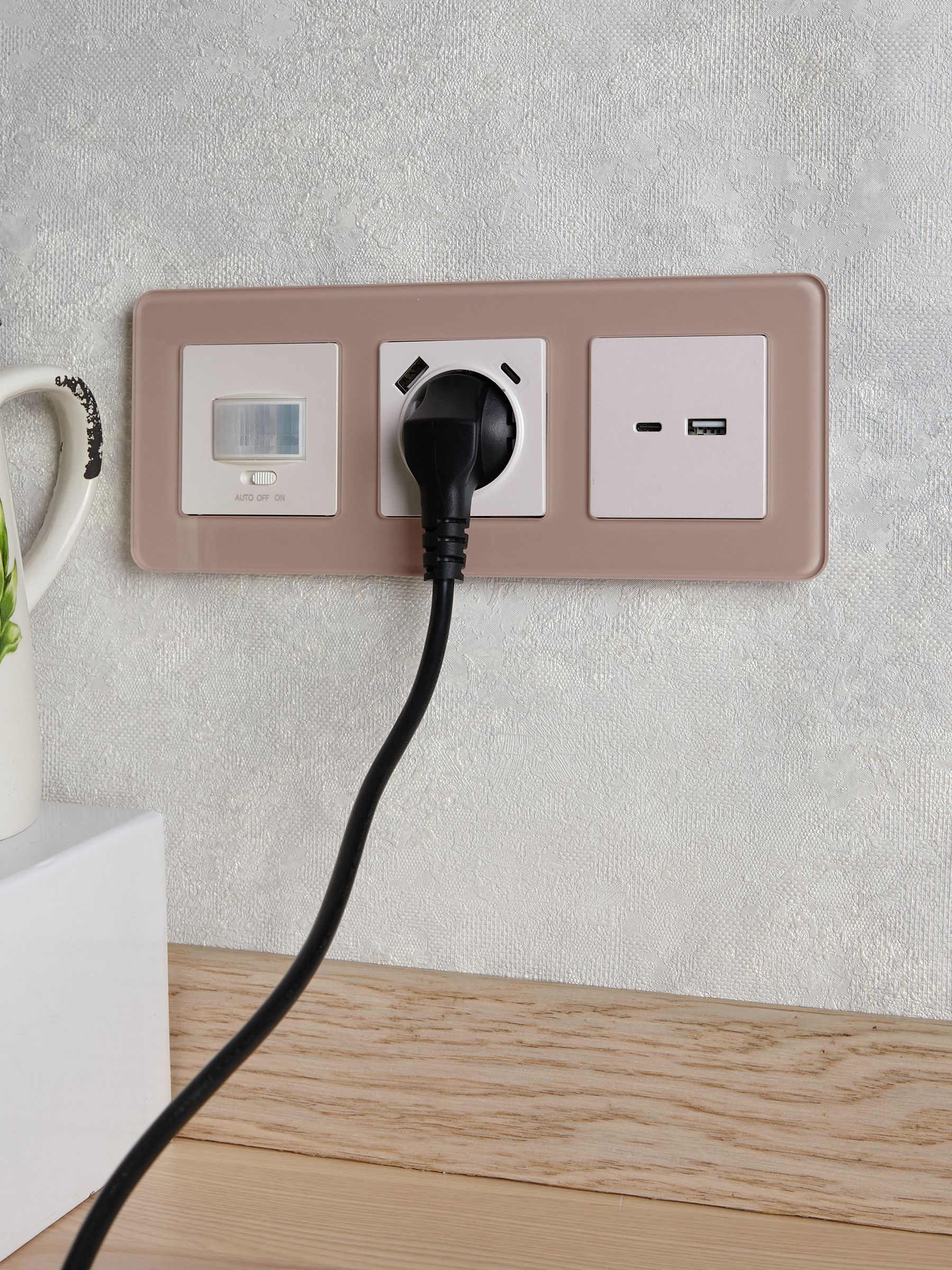 BRITE Розетка 1-местная с заземлением с защитными шторками 16А с USB A+C 18Вт РЮш11-1-БрЖ жемчуг ИЭК