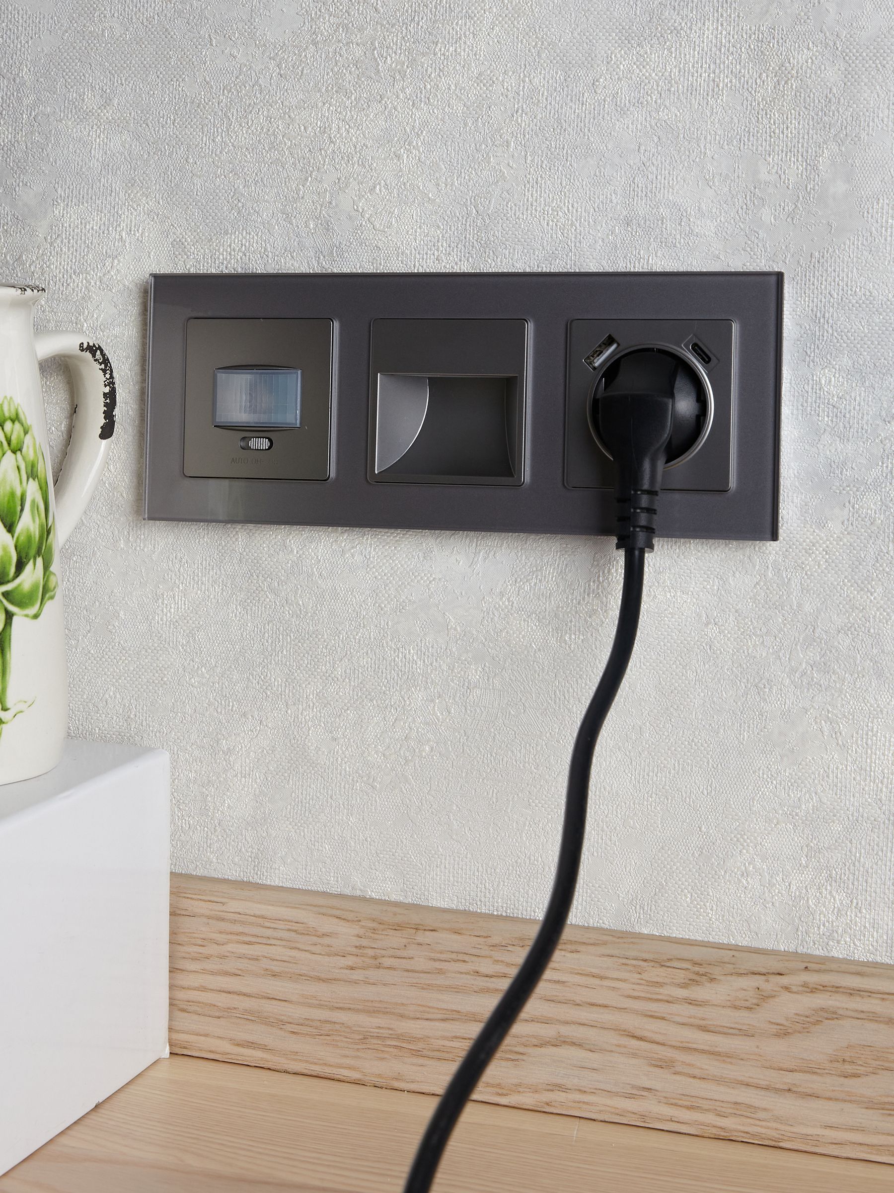 BRITE Розетка 1-местная с заземлением с защитными шторками 16А с USB A+C 18Вт РЮш11-1-БрС сталь ИЭК