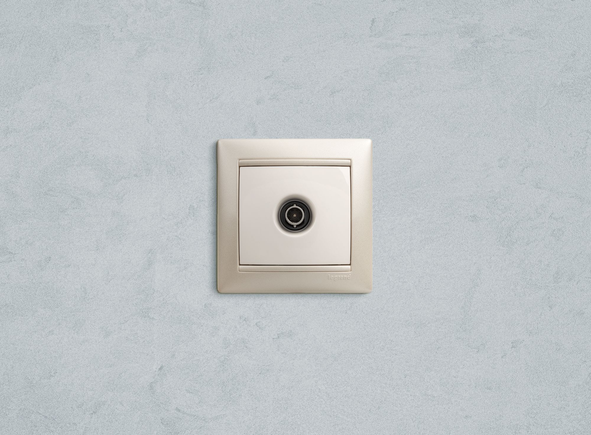 Розетка TV 2400mhz белый Valena /774429/