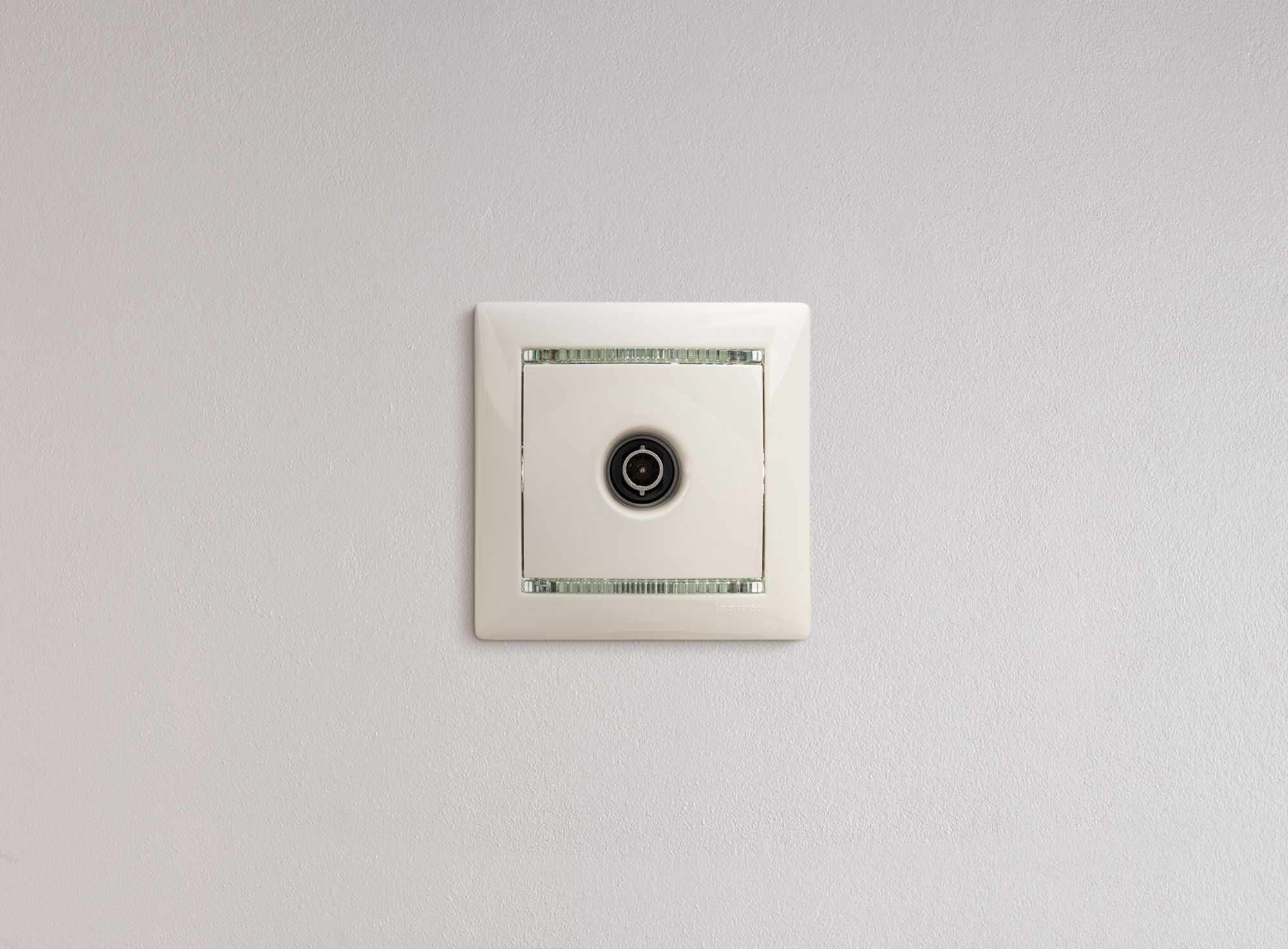 Розетка TV 2400mhz белый Valena /774429/