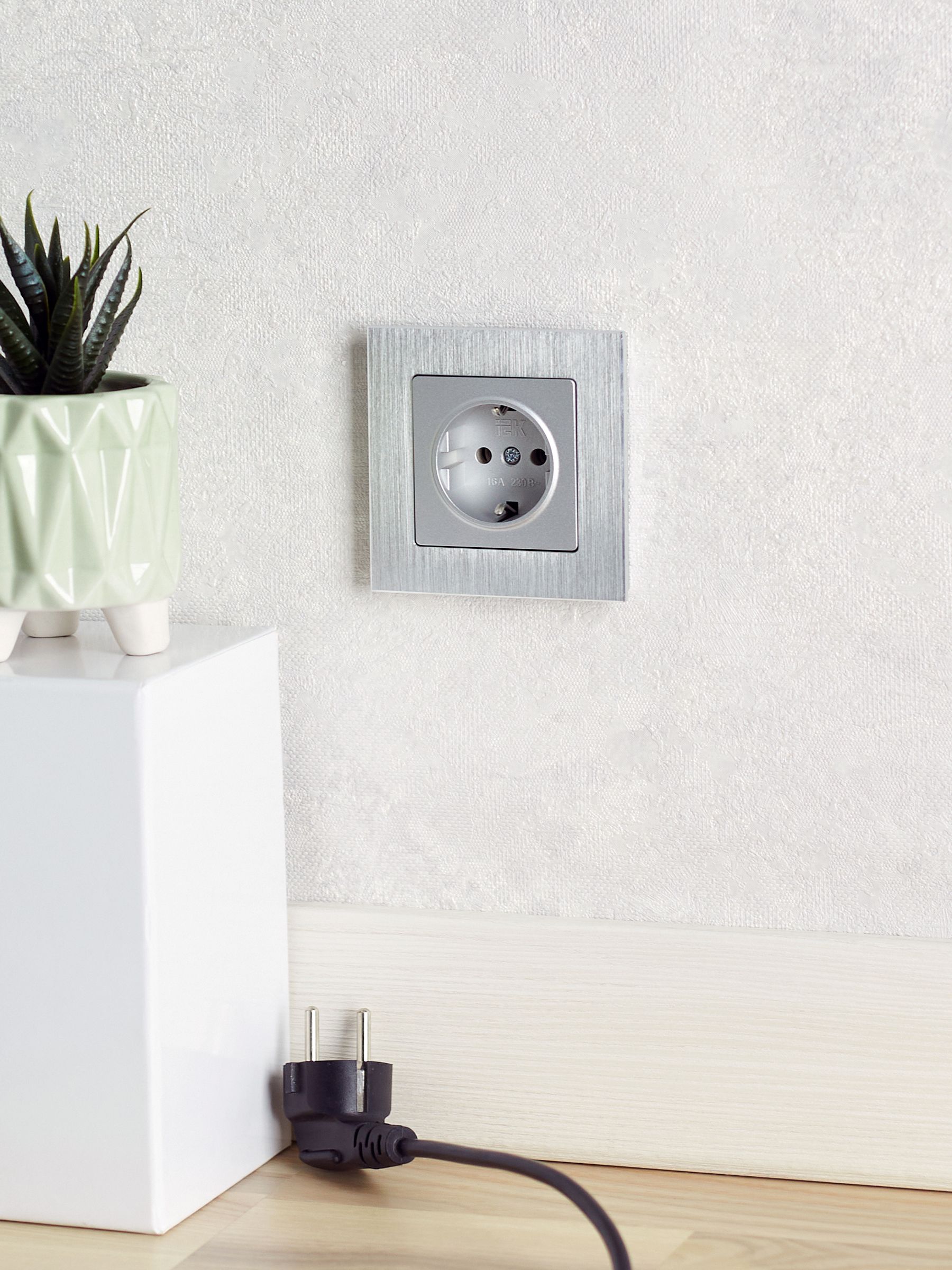 BRITE Рамка 1-местная РУ-1-1-БрA металл алюминий ИЭК