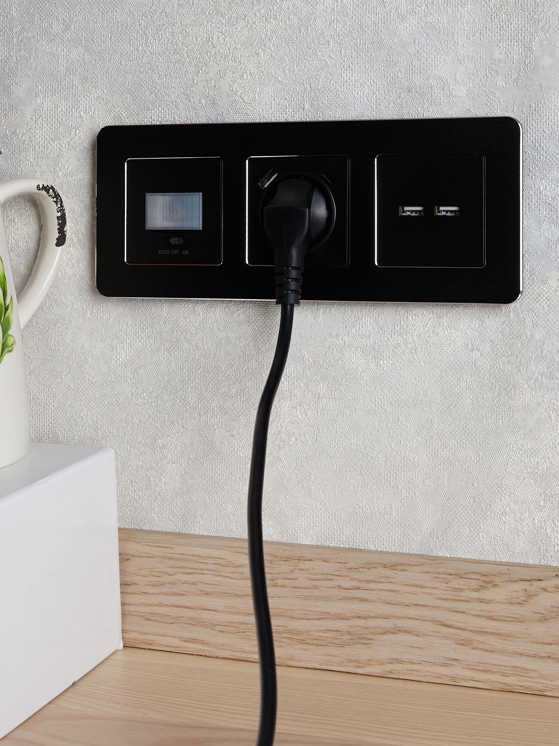 BRITE Розетка 1-местная с заземлением с защитными шторками 16А с USB A+C 18Вт РЮш11-1-БрЧ черный ИЭК