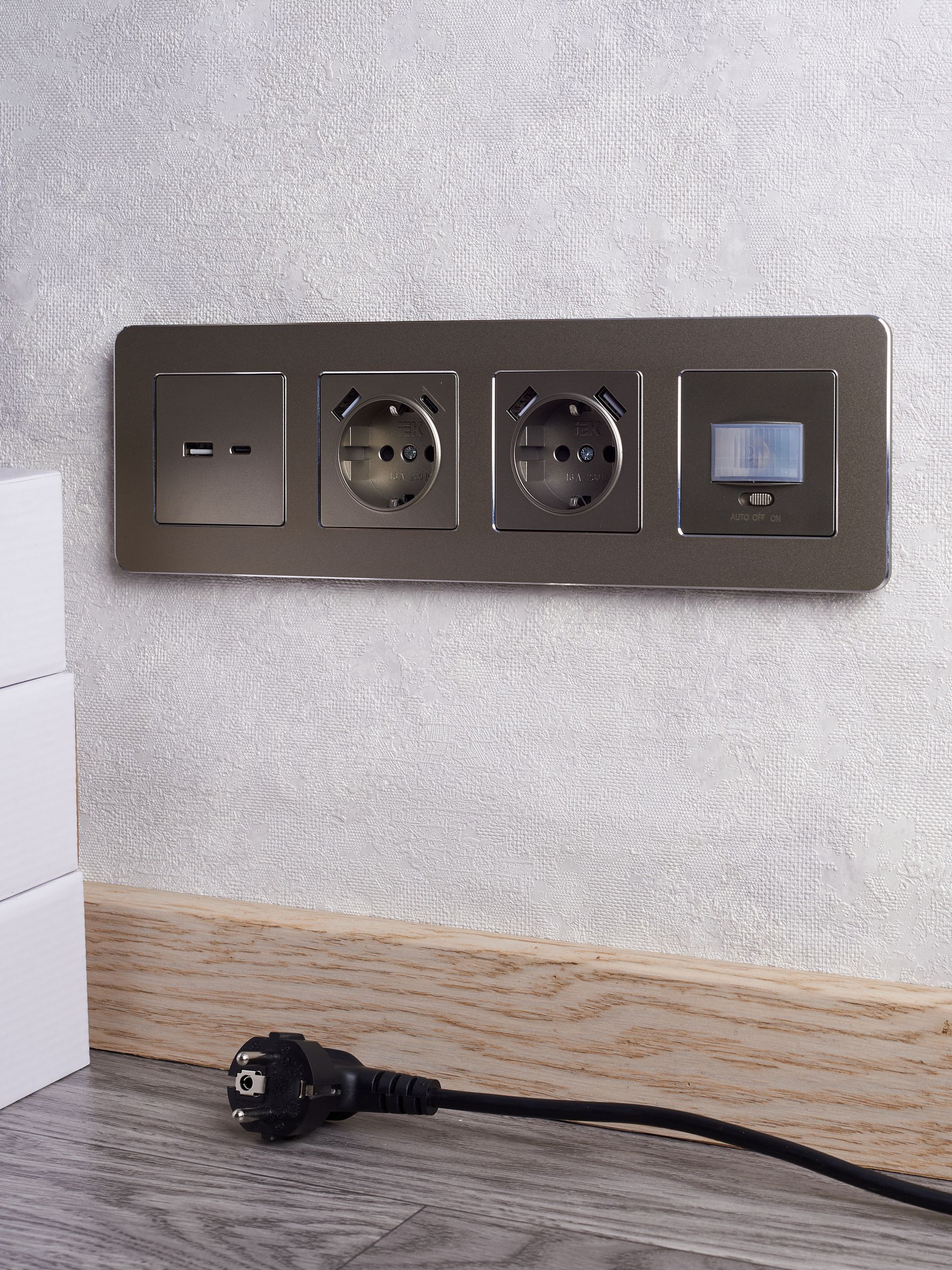 BRITE Розетка 1-местная с заземлением с защитными шторками 16А с USB A+C 18Вт РЮш11-1-БрШ шампань ИЭК