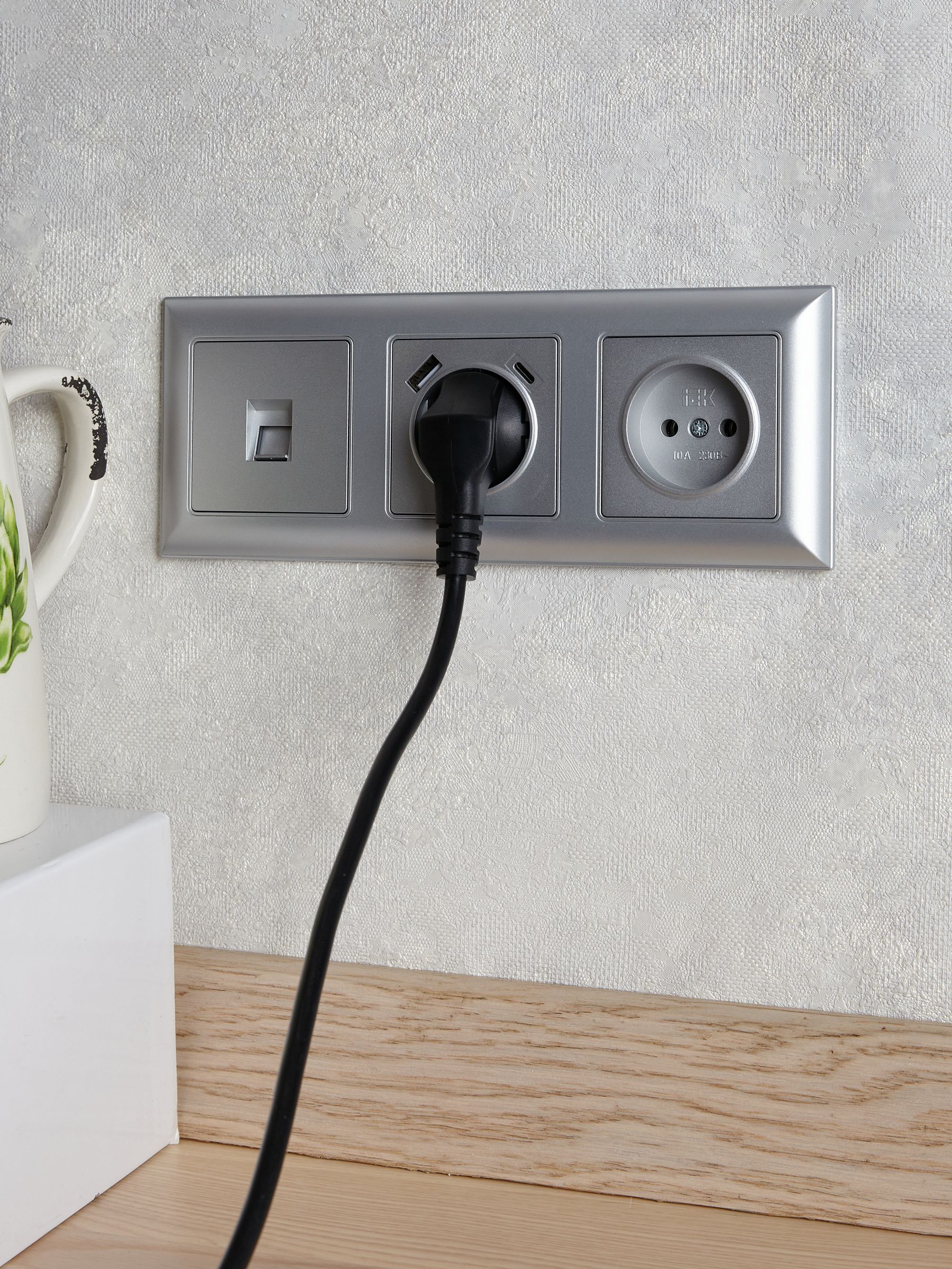 BRITE Розетка 1-местная с заземлением с защитными шторками 16А с USB A+C 18Вт РЮш11-1-БрА алюминий ИЭК