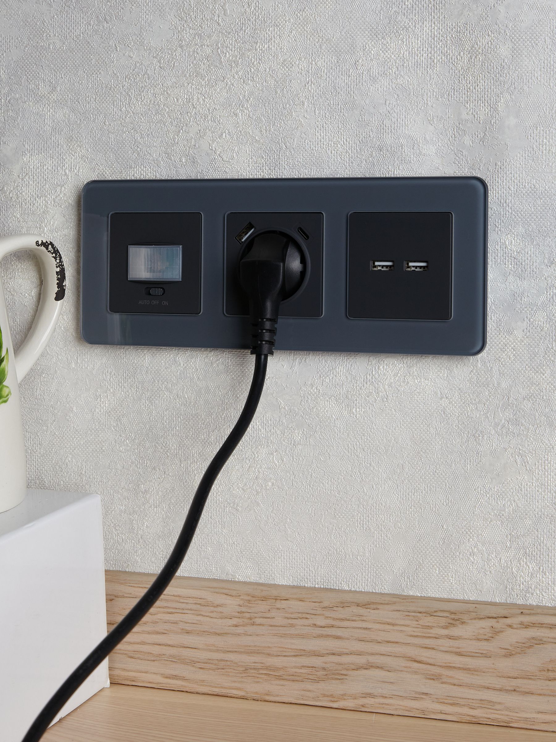 BRITE Розетка 1-местная с заземлением с защитными шторками 16А с USB A+C 18Вт РЮш11-1-БрГ графит ИЭК