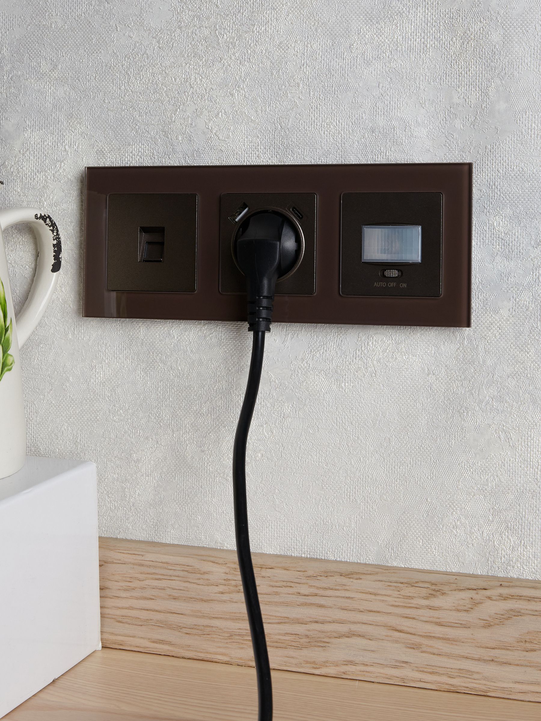 BRITE Розетка 1-местная с заземлением с защитными шторками 16А с USB A+C 18Вт РЮш11-1-БрТБ темная бронза ИЭК