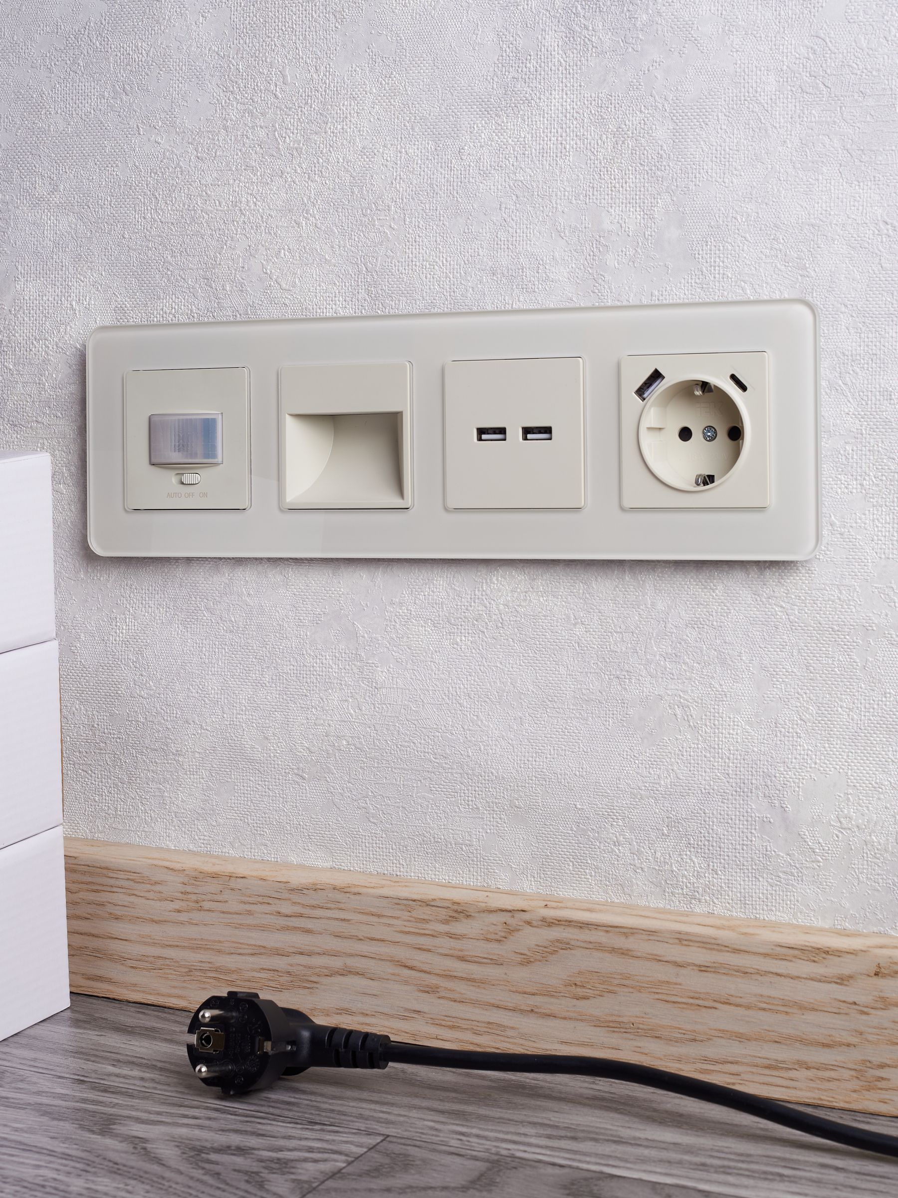 BRITE Розетка 1-местная с заземлением с защитными шторками 16А с USB A+C 18Вт РЮш11-1-БрКр бежевый ИЭК
