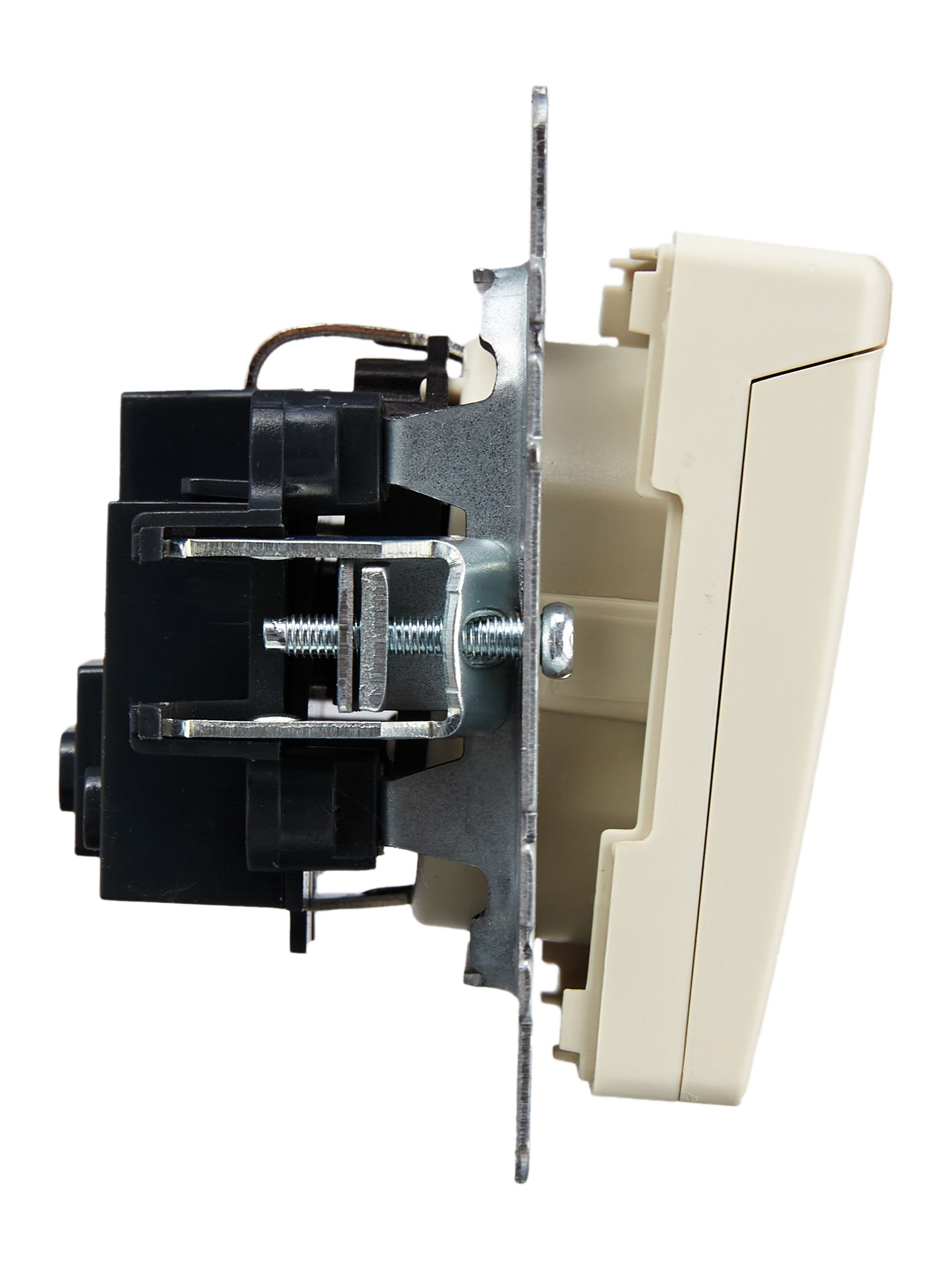 BRITE Розетка 1-местная с заземлением с защитными шторками и крышкой 16А IP20 РСбш10-3-БрКр бежевый ИЭК