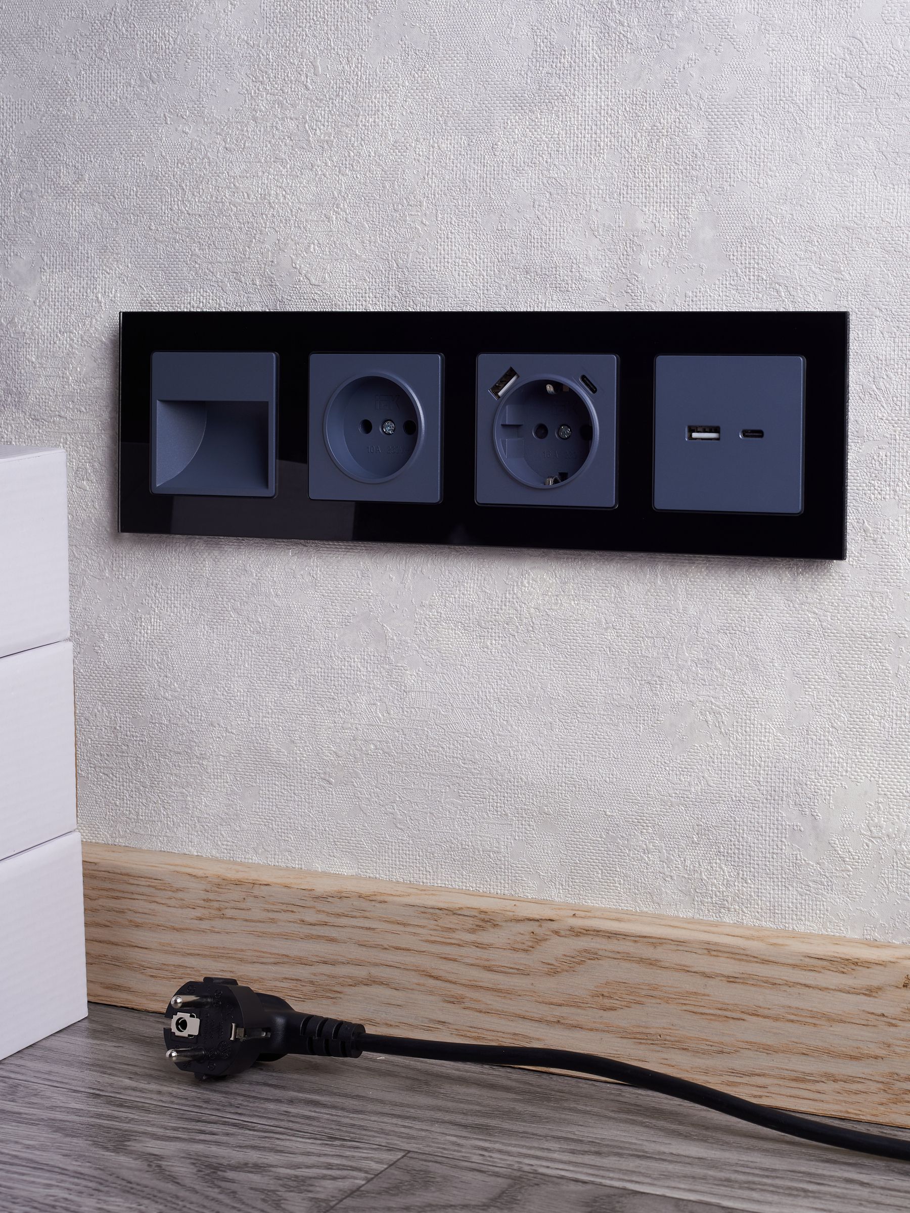 BRITE Розетка 1-местная с заземлением с защитными шторками 16А с USB A+C 18Вт РЮш11-1-БрМ маренго ИЭК