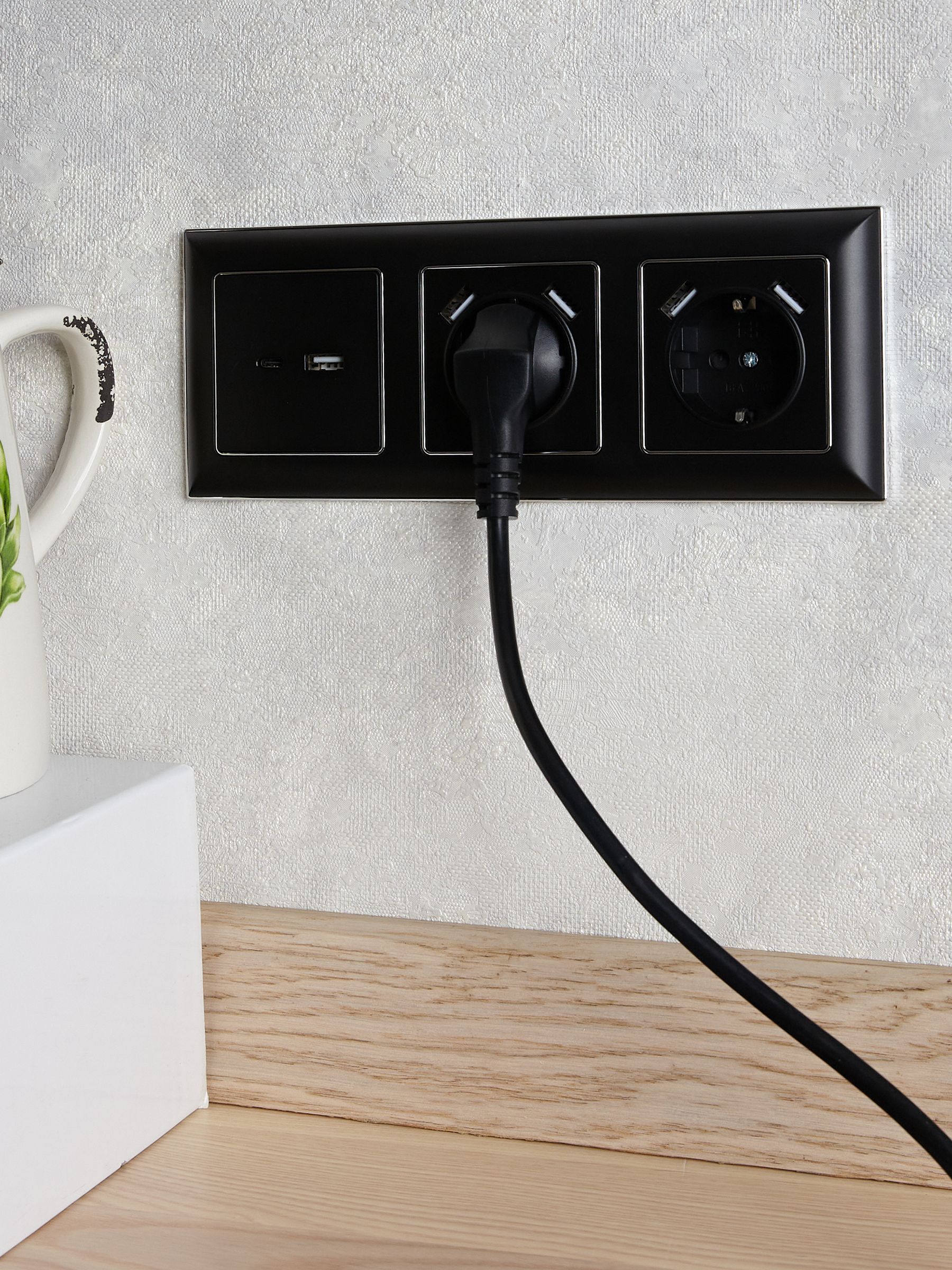 BRITE Розетка USB A+C 18Вт РЮ11-1-БрЧ черный ИЭК