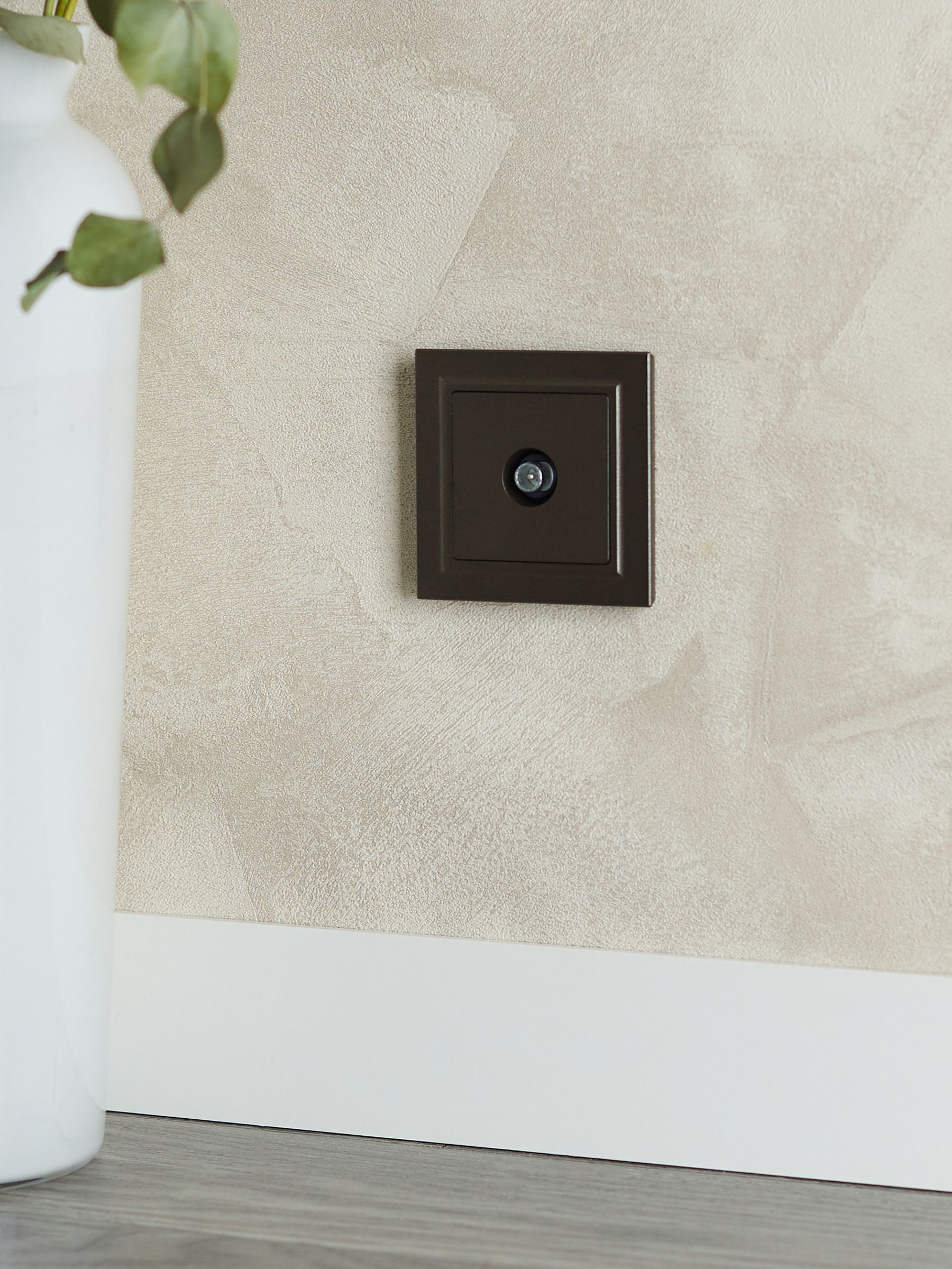 BRITE Розетка TV проходная РТВ10-0-БрТБ темная бронза ИЭК