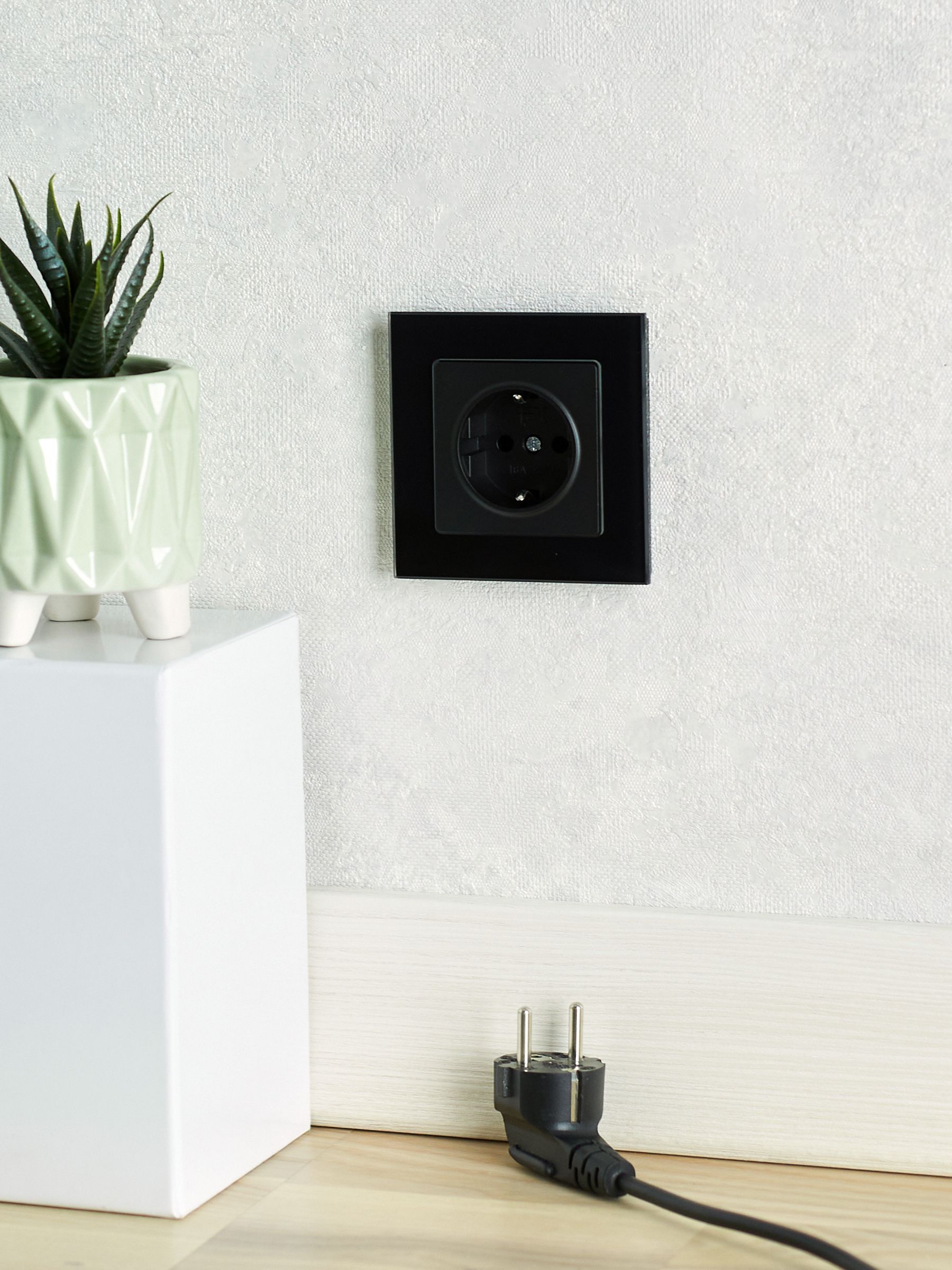 BRITE Рамка 1 -местная РУ-1-2-БрЧ стекло черный ИЭК