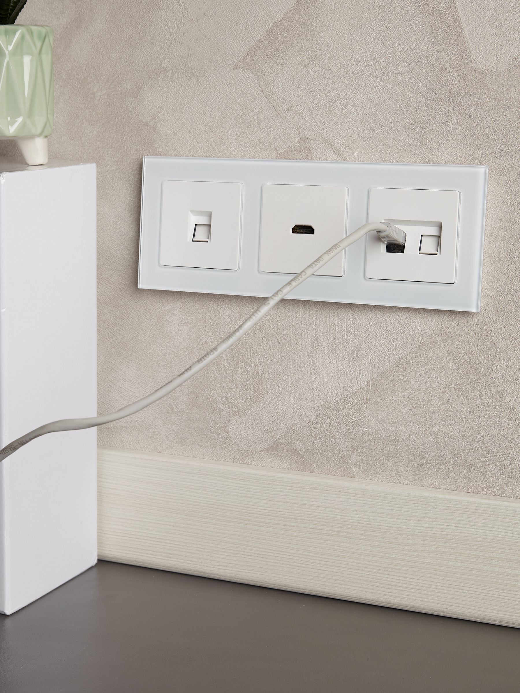 BRITE Рамка 3 -местная РУ-3-2-БрБ стекло белый ИЭК