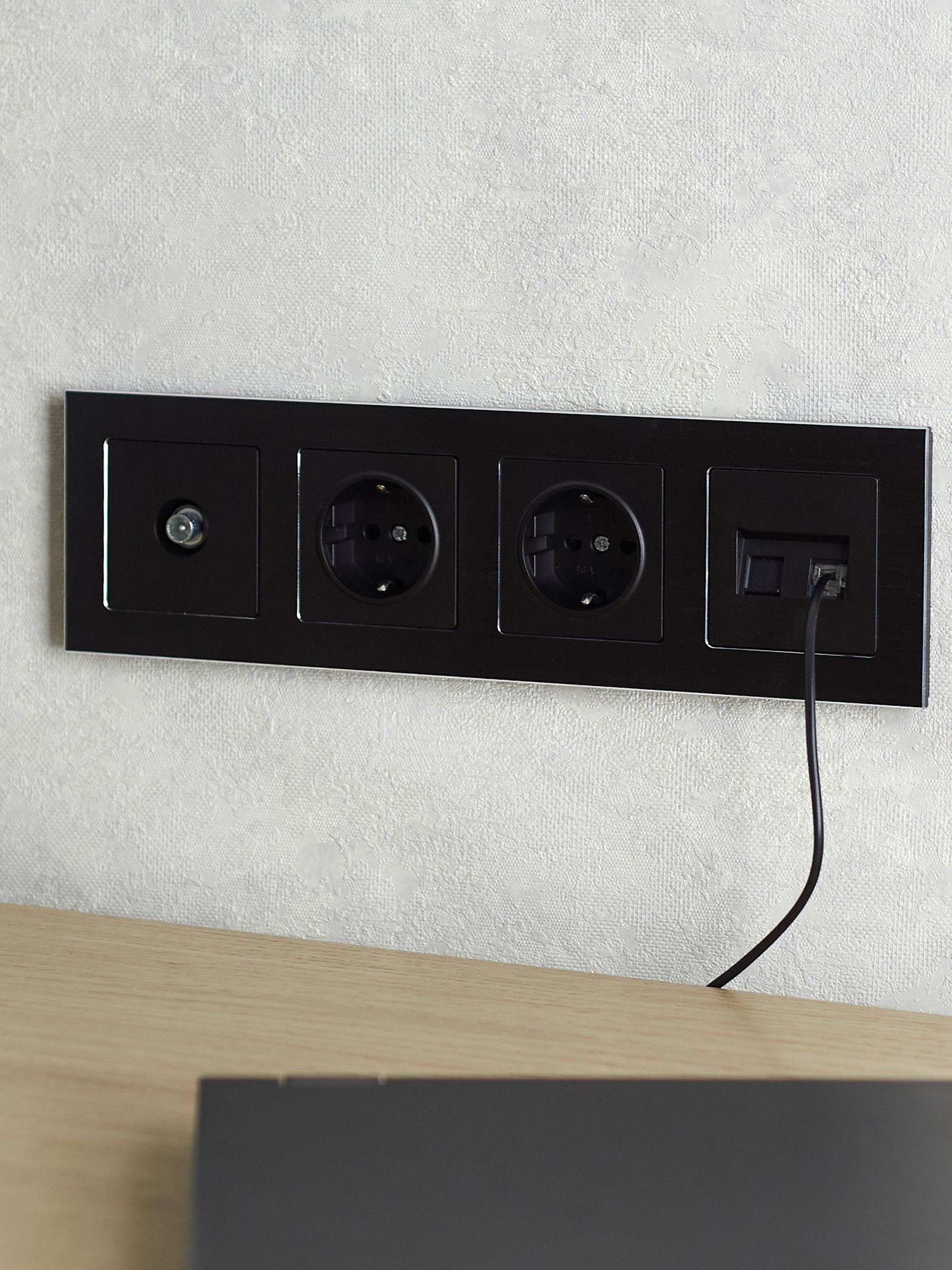 BRITE Рамка 4 -местная РУ-4-1-БрЧ металл черный ИЭК