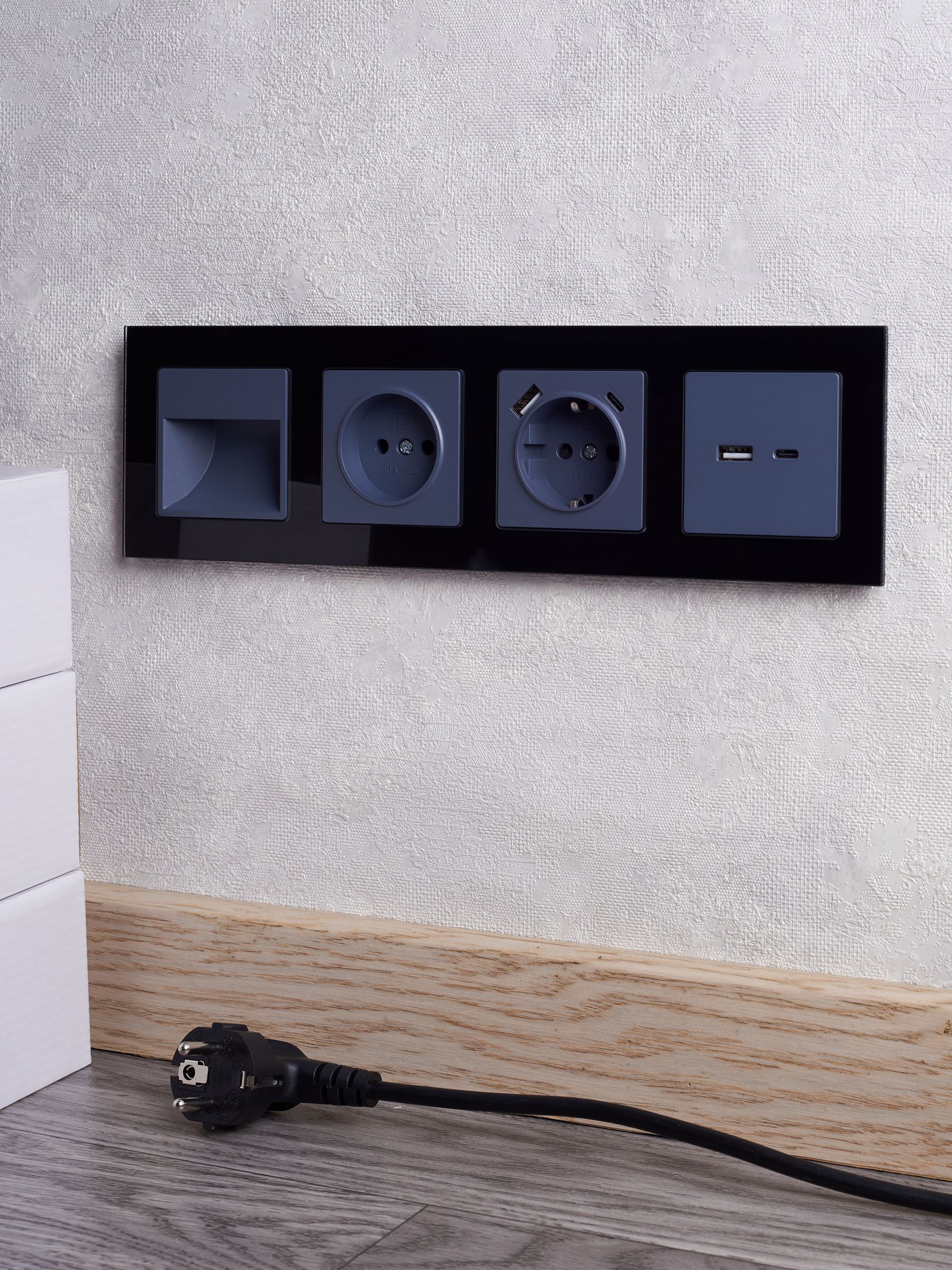 BRITE Рамка 4 -местная РУ-4-2-БрЧ стекло черный ИЭК