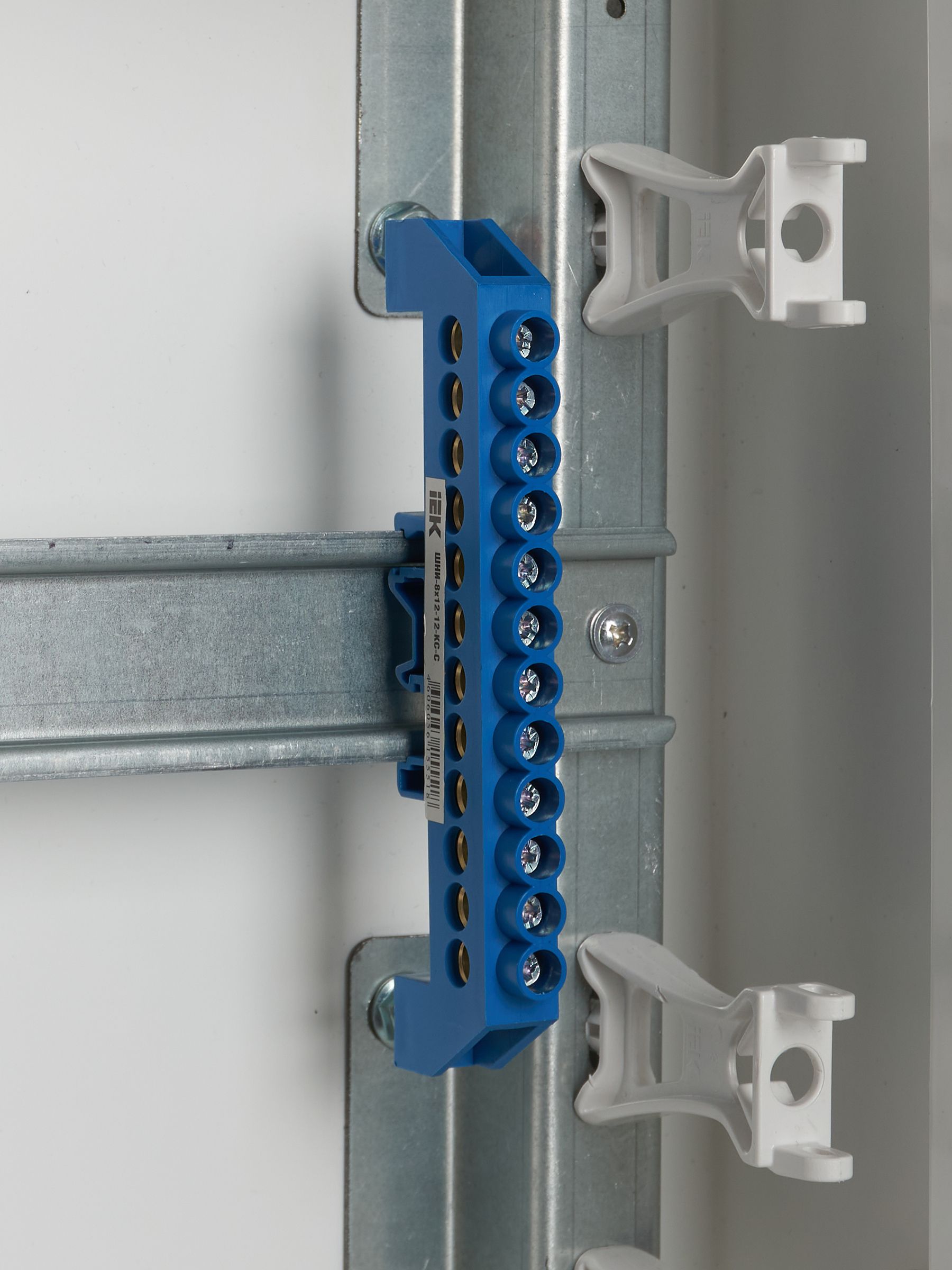 Шина N ноль в комбинированном DIN-изоляторе Стойка ШНИ-8х12-12-КС-С ИЭК