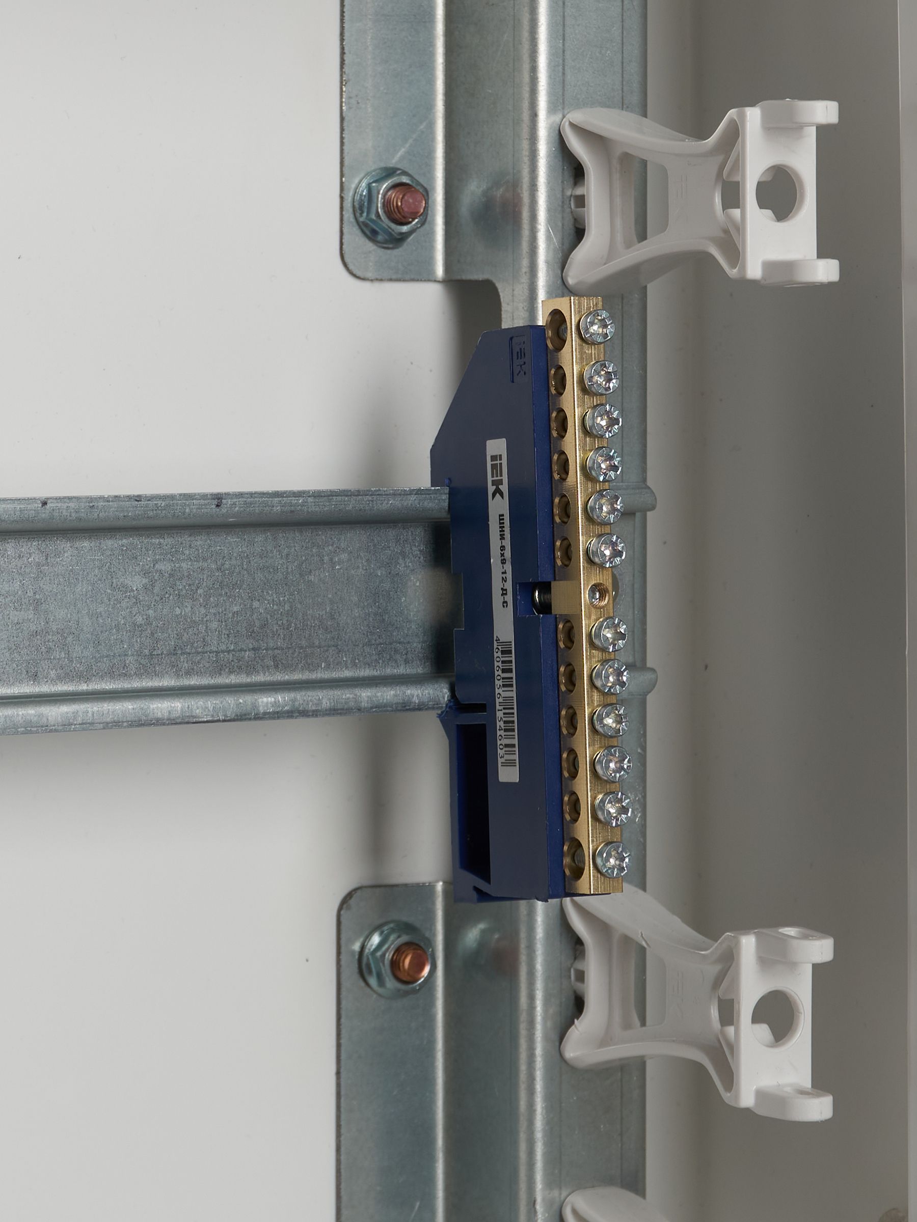 Шина N ноль на DIN-изоляторе ШНИ-6х9-12-Д-С ИЭК