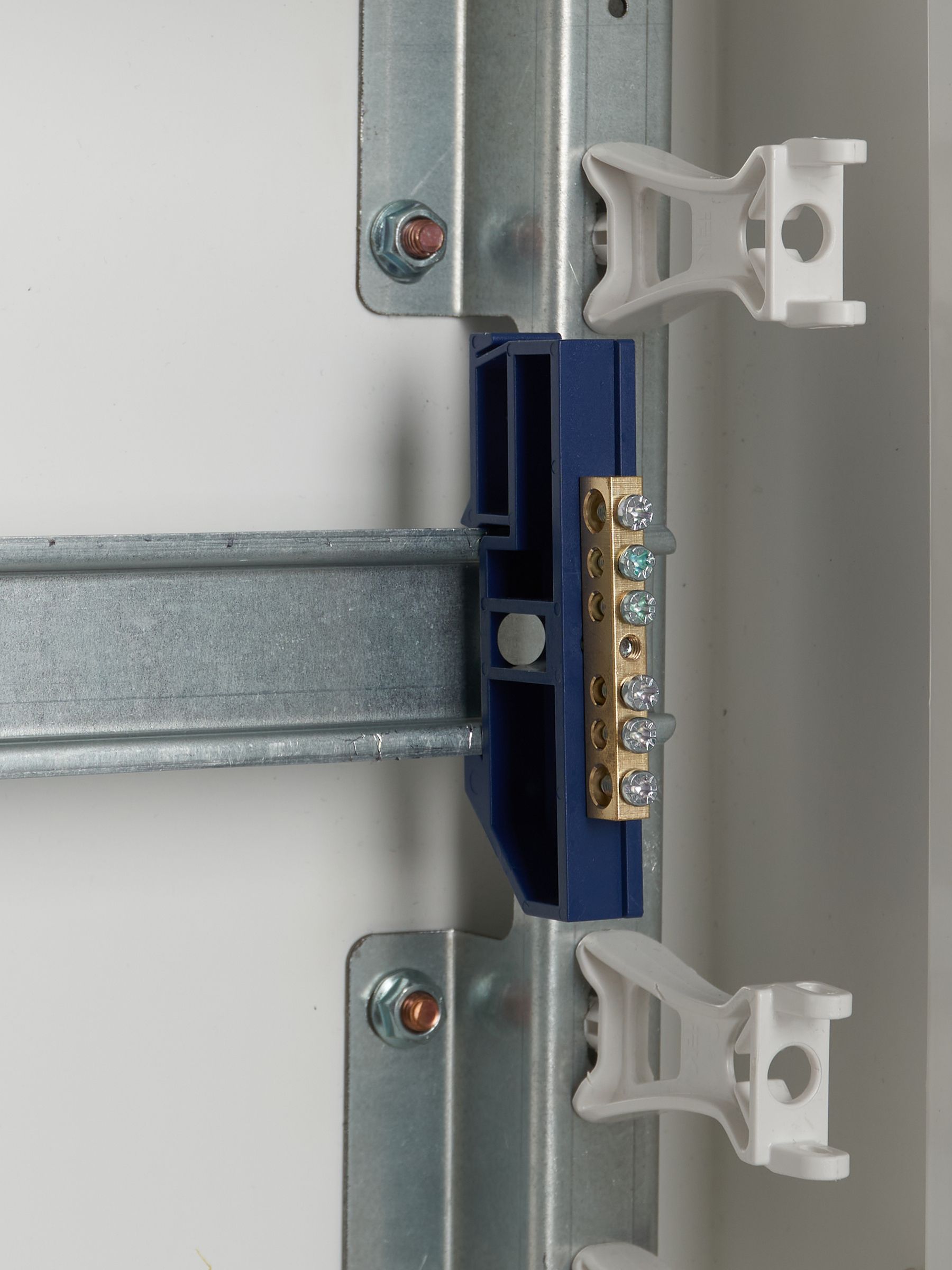 Шина N ноль на DIN-изоляторе ШНИ-6х9-6-Д-С ИЭК