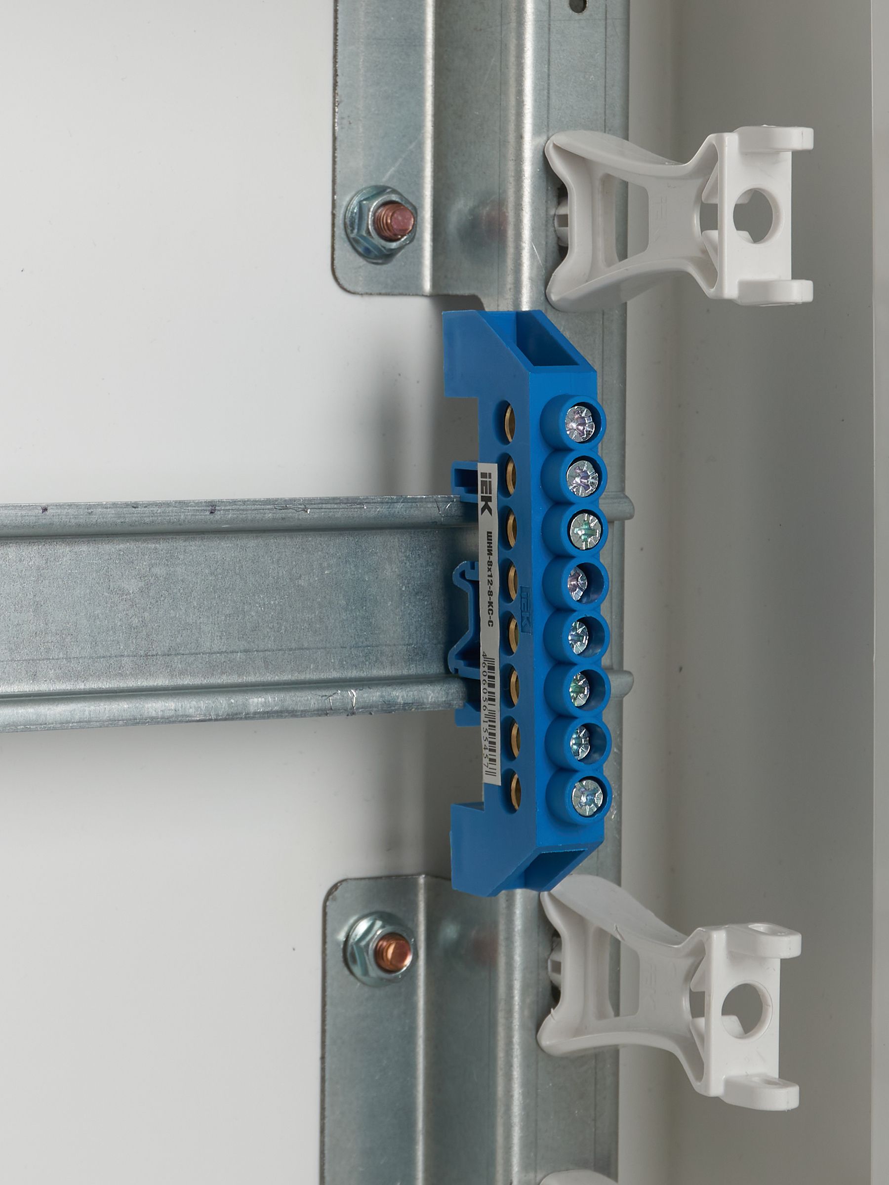 Шина N ноль в комбинированном DIN-изоляторе Стойка ШНИ-8х12-8-КС-С ИЭК