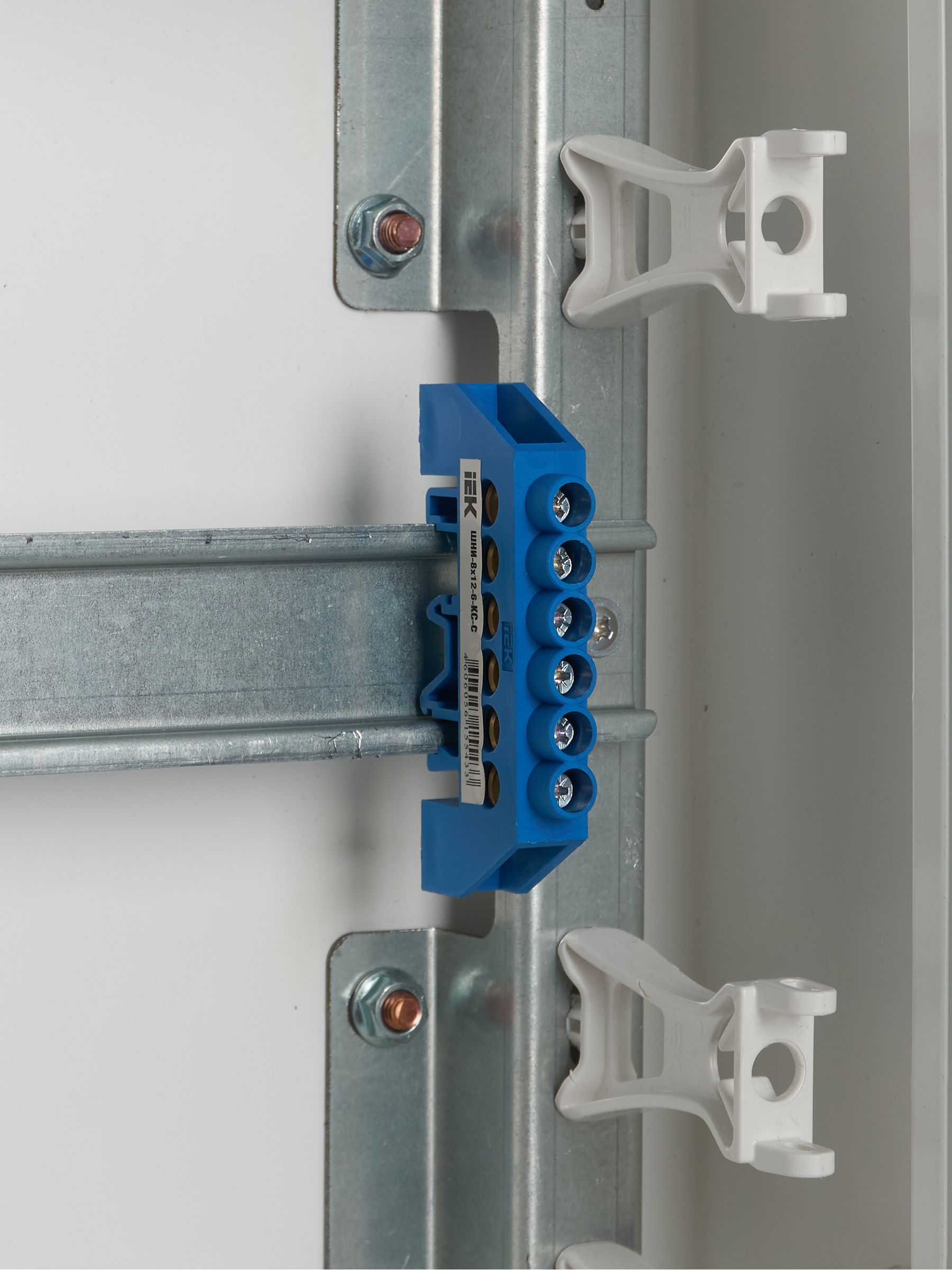 Шина N ноль в комбинированном DIN-изоляторе Стойка ШНИ-8х12-6-КС-С ИЭК