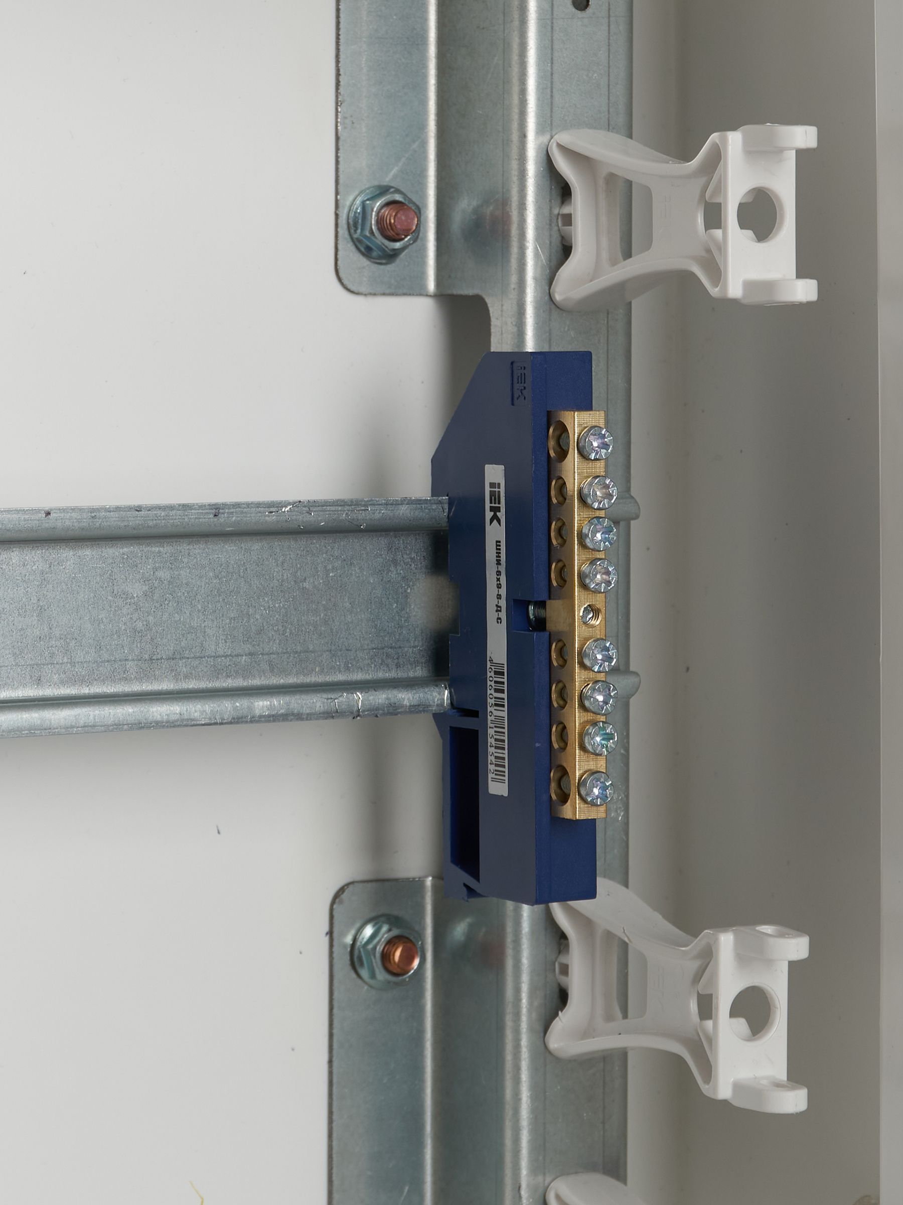 Шина N ноль на DIN-изоляторе ШНИ-6х9-8-Д-С ИЭК