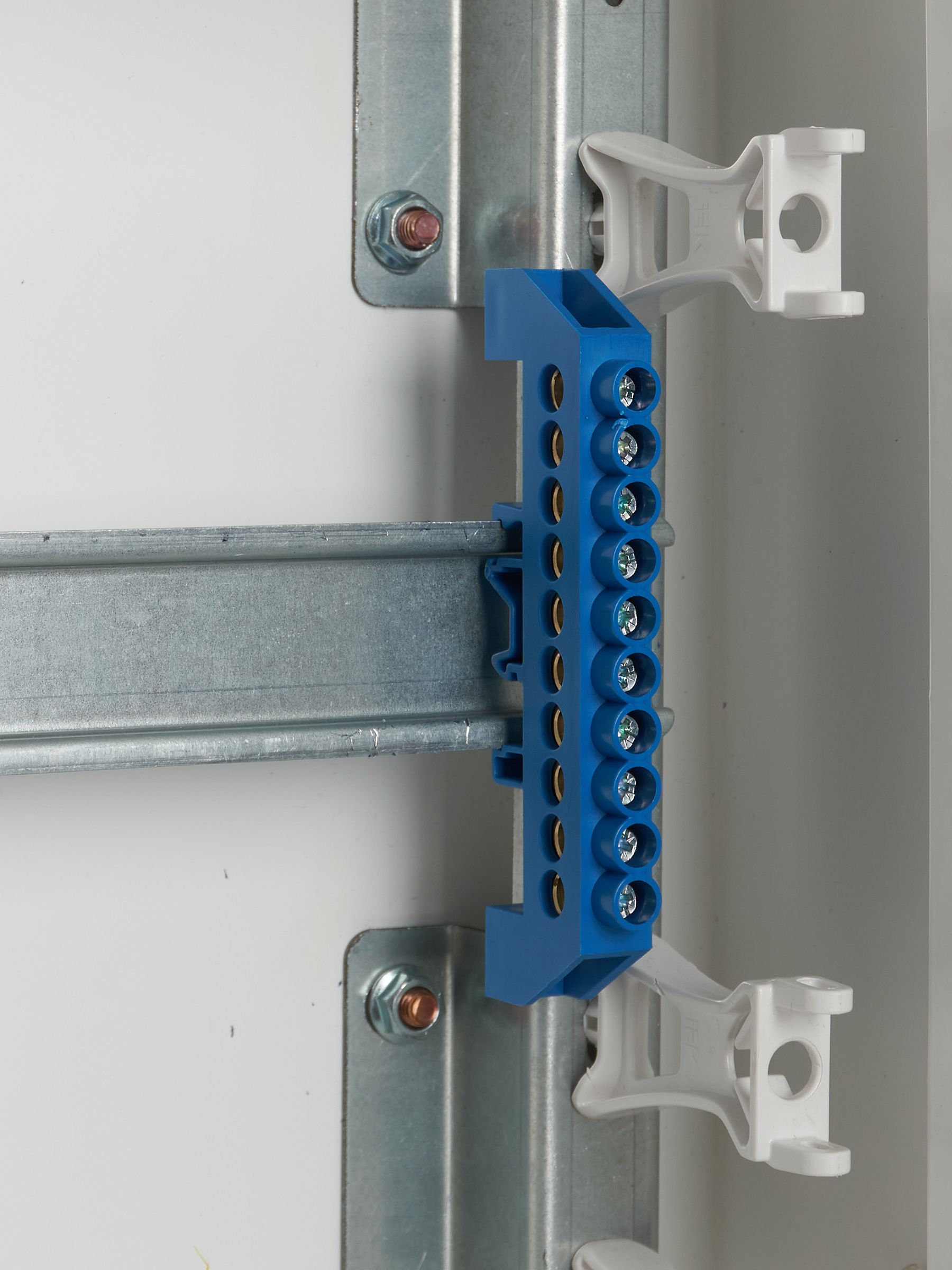 Шина N ноль в комбинированном DIN-изоляторе Стойка ШНИ-8х12-10-КС-С ИЭК