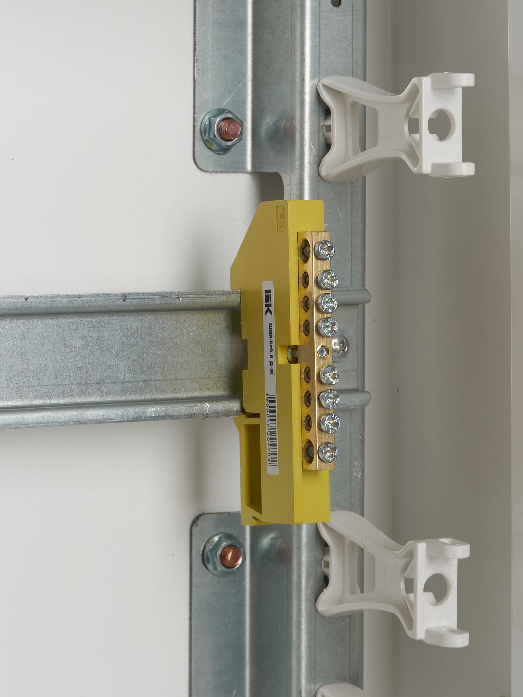 Шина PE земля на DIN-изоляторе ШНИ-6х9-8-Д-Ж IEK