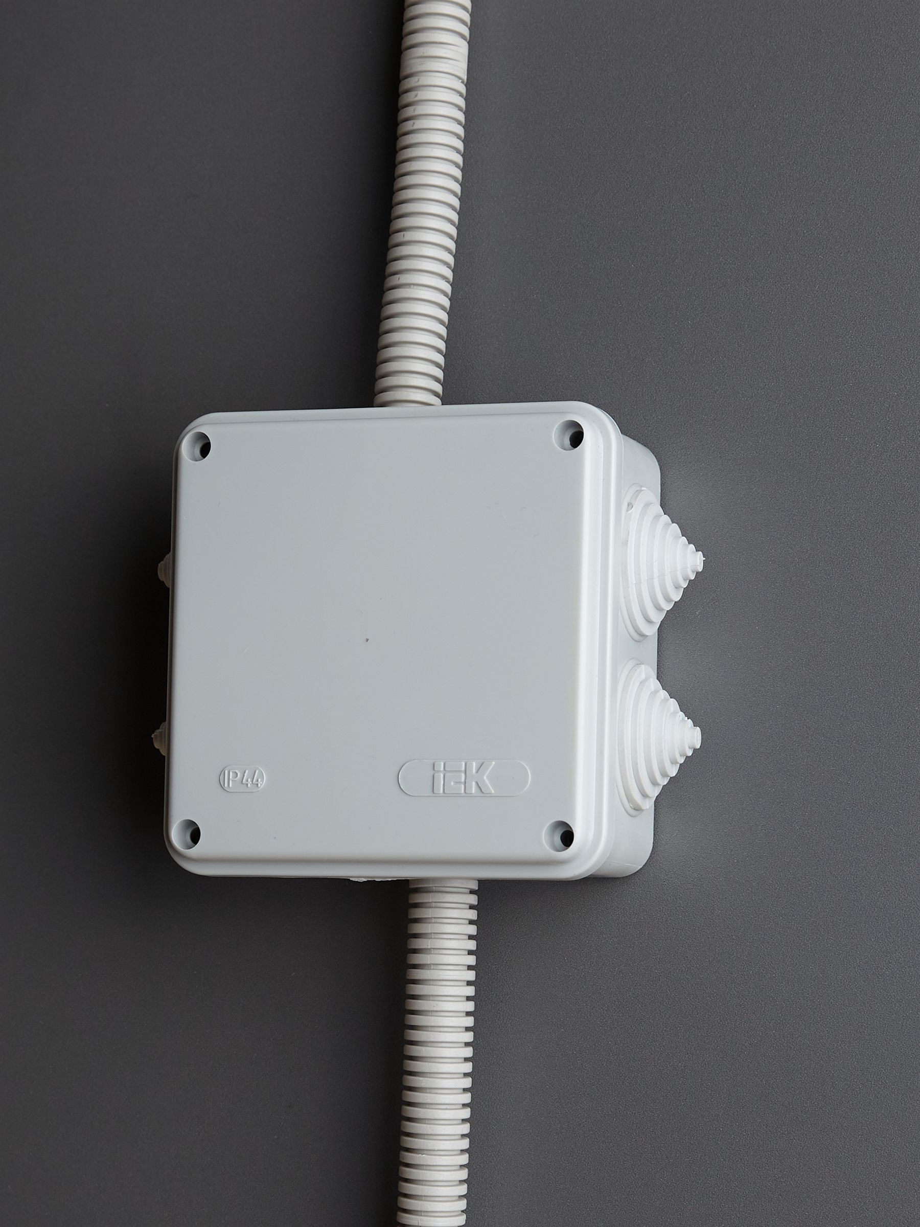 Коробка КМ41233 распаячная для открытой проводки 100х100х50 мм IP44 (RAL7035, 6 гермовводов) ИЭК