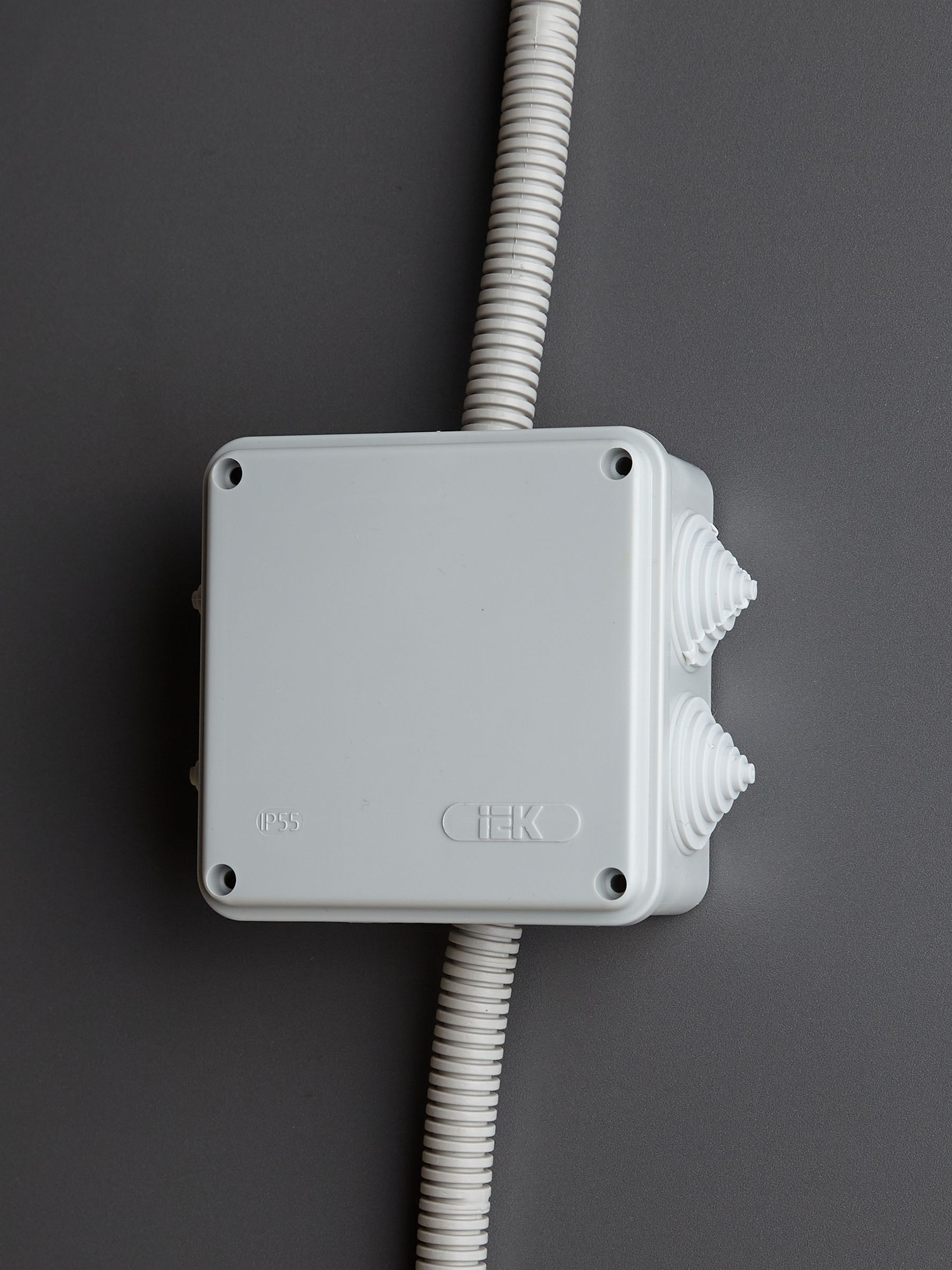 Коробка КМ41234 распаячная для о/п 100х100х50 мм IP55 (RAL7035, 6 гермовводов) ИЭК