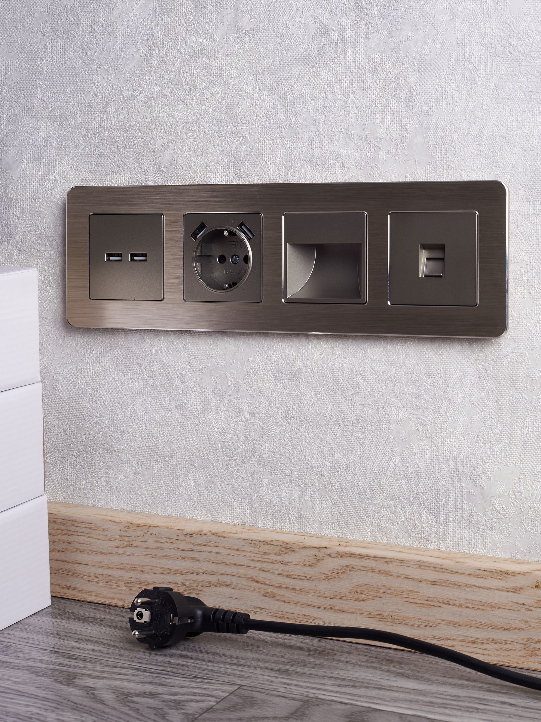 BRITE Розетка USB A+A 5В 3,1А РЮ10-1-БрШ шампань ИЭК
