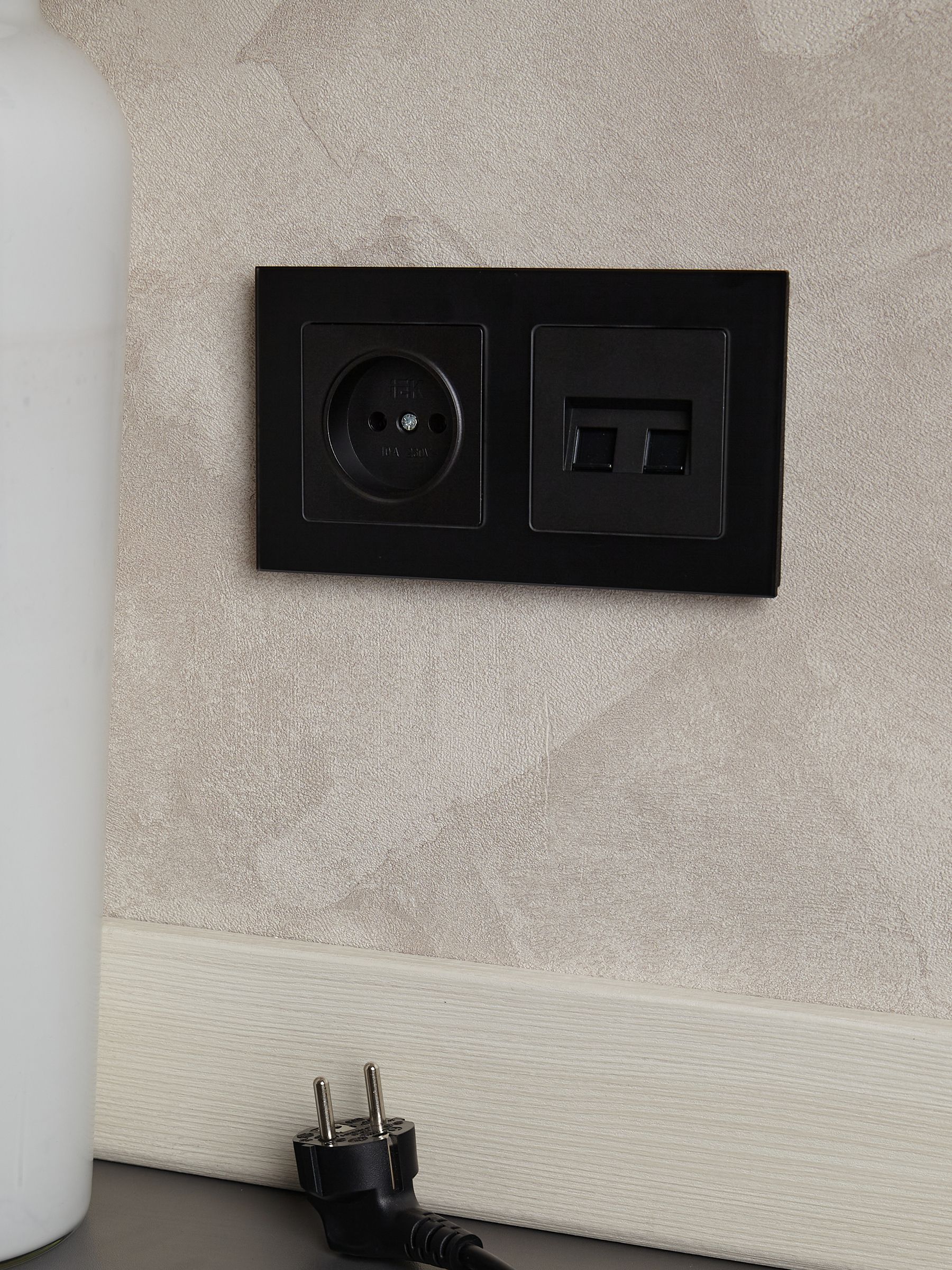 BRITE Рамка 2 -местная РУ-2-2-Бр стекло черный матовый ИЭК