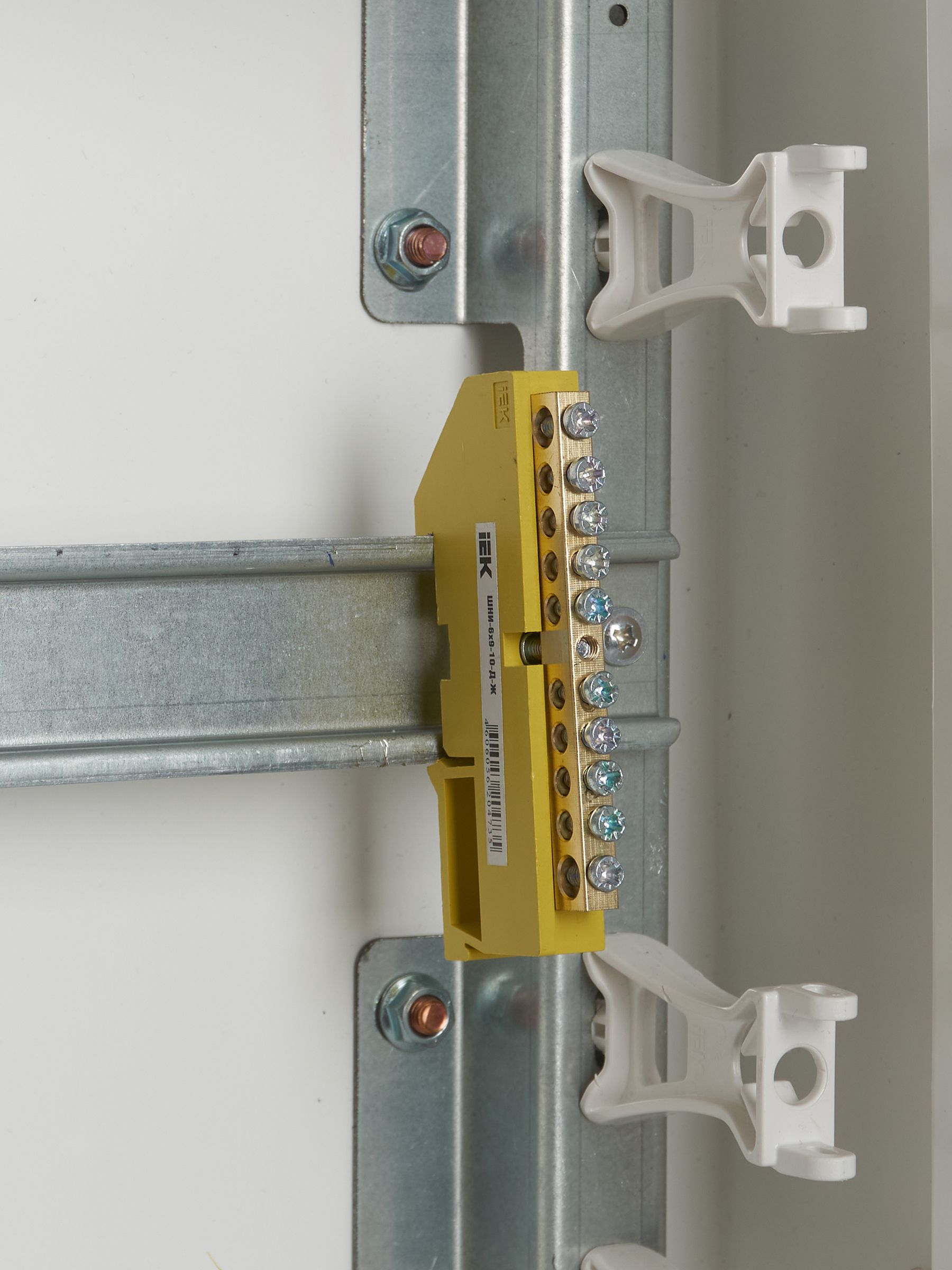 Шина PE земля на DIN-изоляторе ШНИ-6х9-10-Д-Ж ИЭК