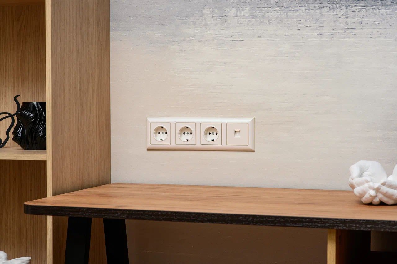 BRITE Рамка 4-местная РУ-4-Бр бежевый/жемчужный IEK