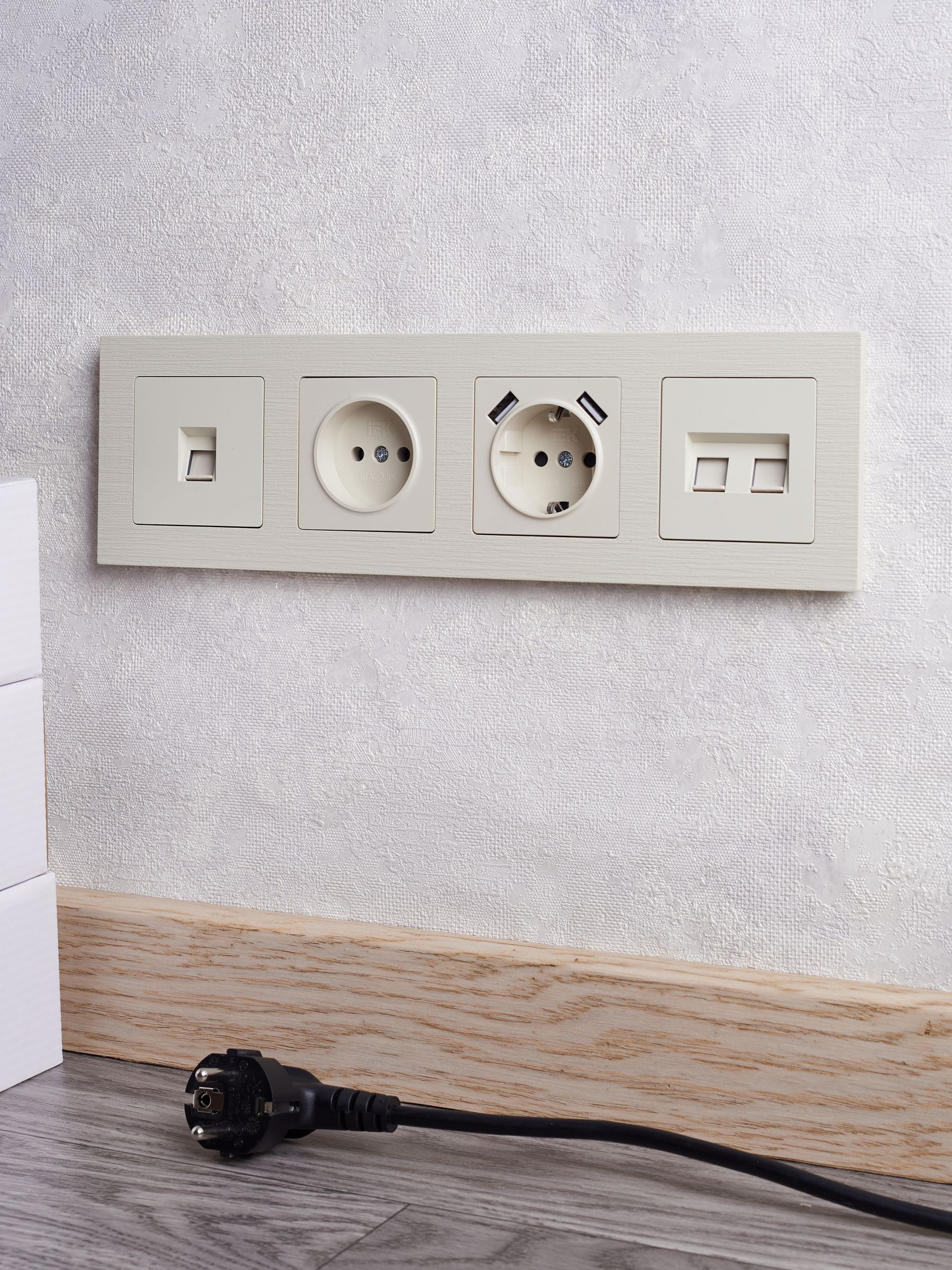 BRITE Рамка 4-местная РУ-4-Бр бежевый рифленый IEK